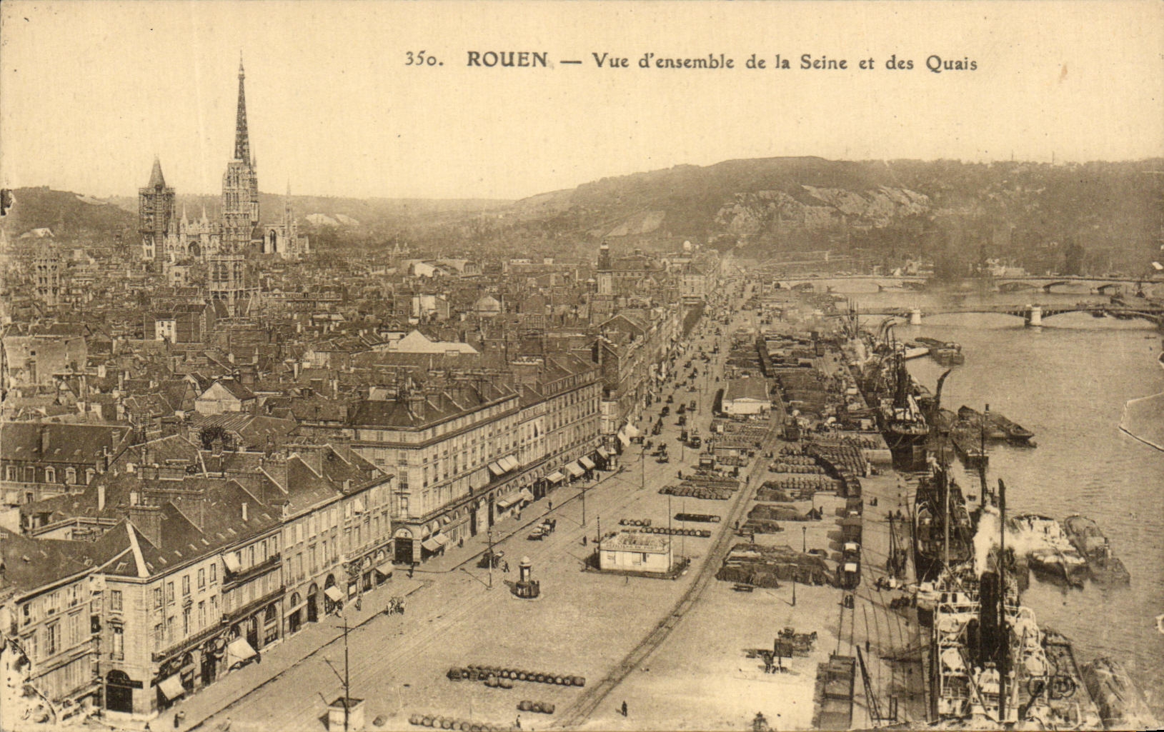 CPA Rouen Vue d'ensemble de la Seine des Quais Bateaux