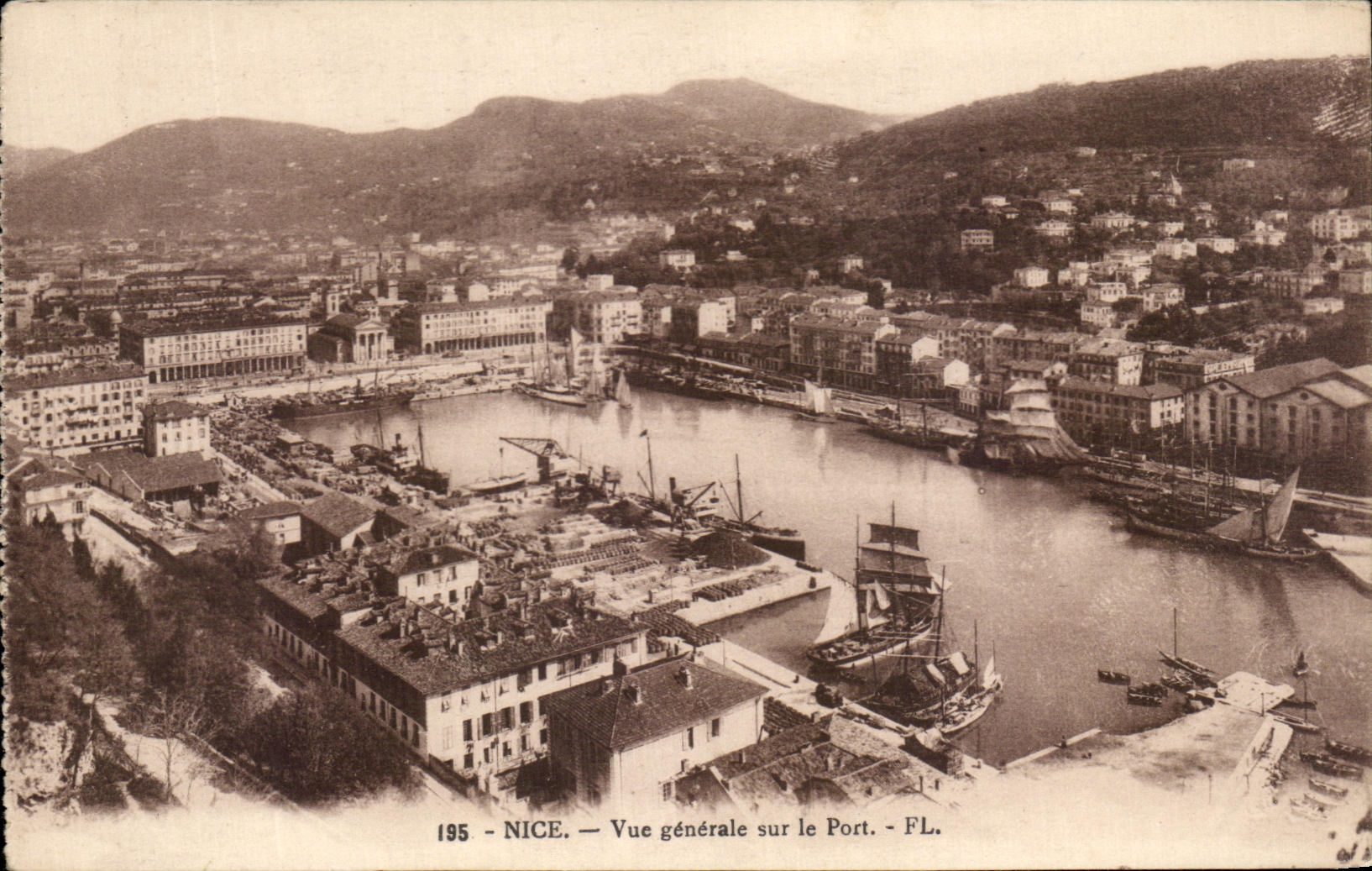 CPA Nice Vue Generale Sur le Port Bateaux
