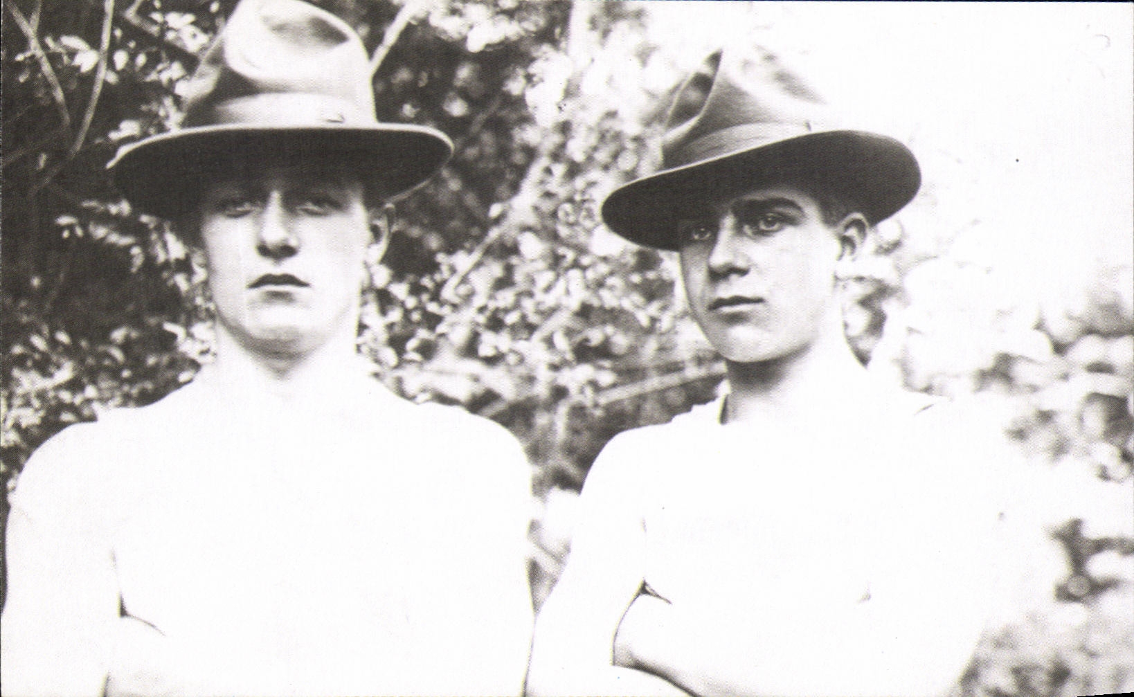 CPA Soldats Militaires Militaria