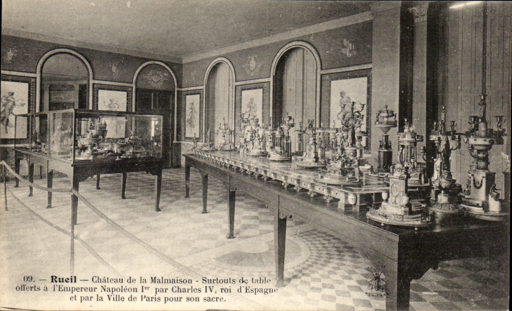 CPA Rueil Chateau de la Malmaison Surlouts de table Offerts a L'Empereur Napoleon