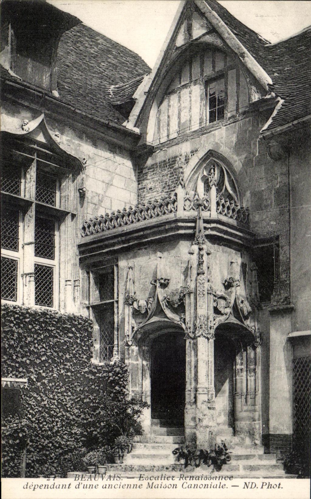 CPA Beauvais Escalier Renaissance dependant d'une ancienne maison canoniale