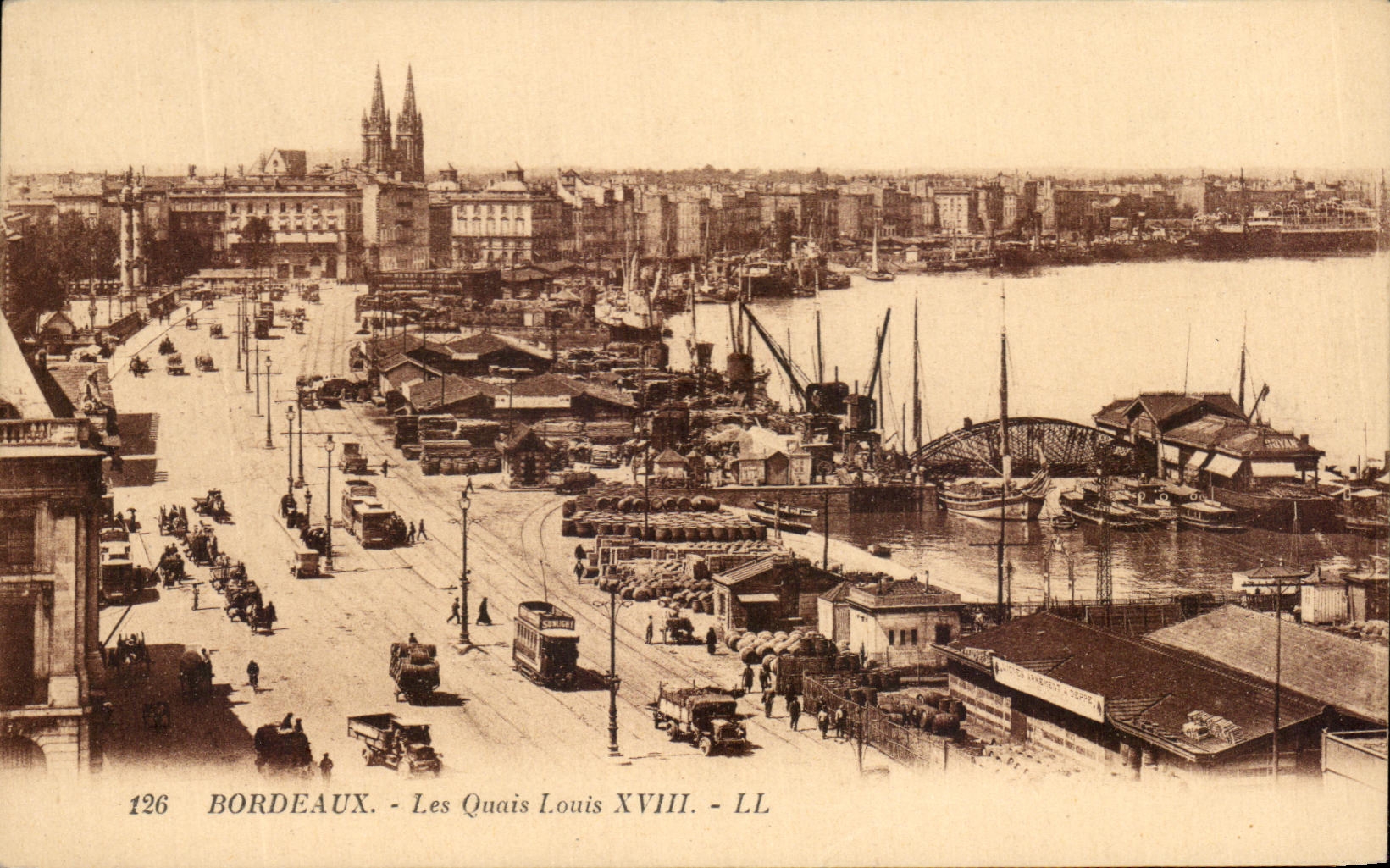 CPA Bordeaux Les Quais Louis XVIII Bateaux