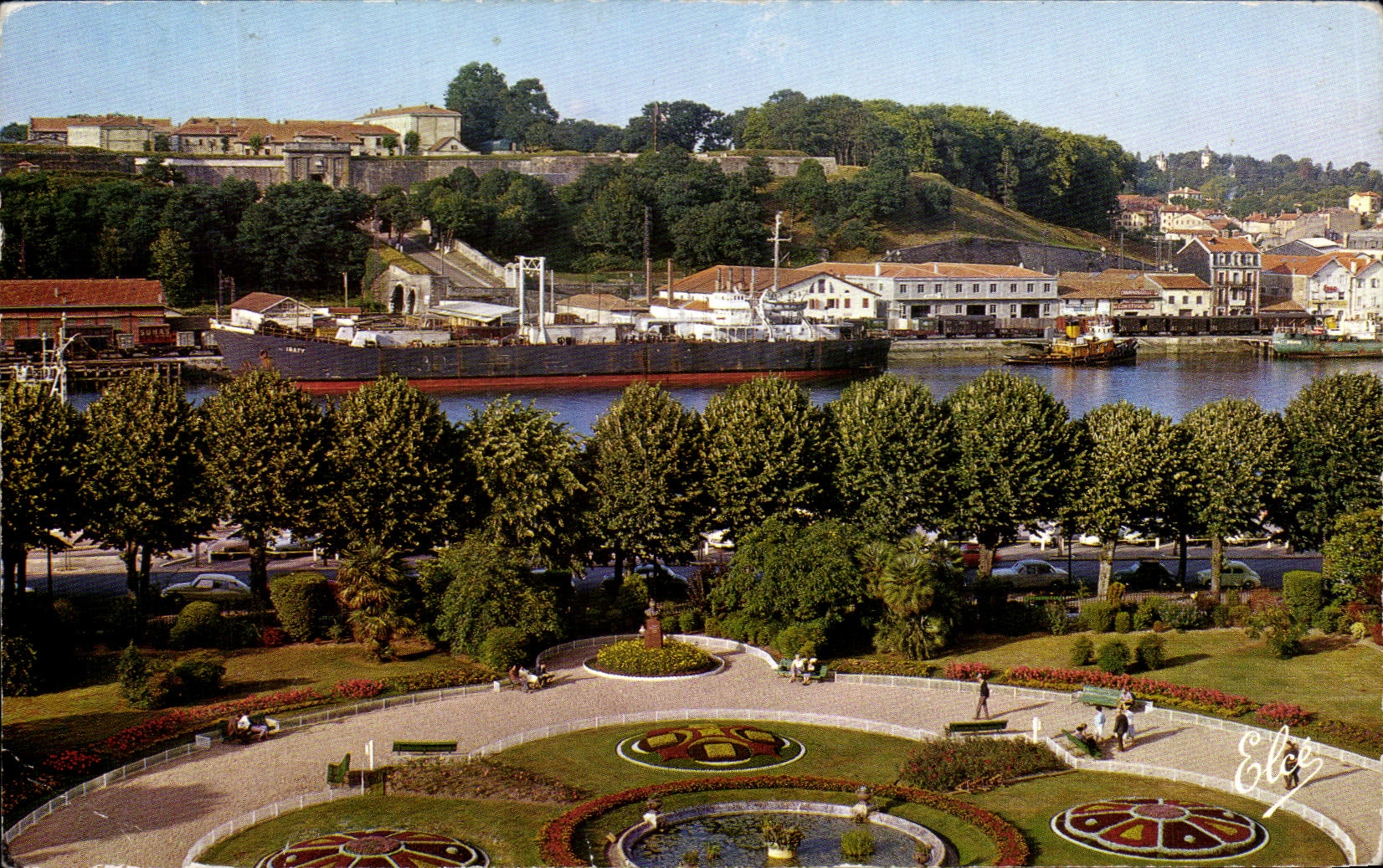 CPSM Bayonne Les Jardins Au fond la Citadelle Bateau