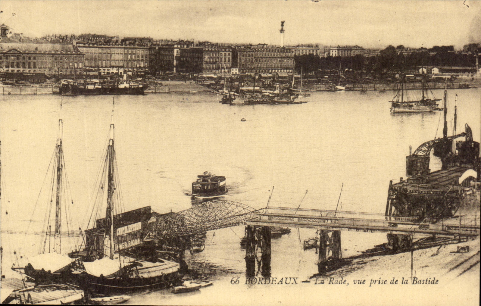 CPA Bordeaux La Rade Vue prise de la Bastide Bateaux