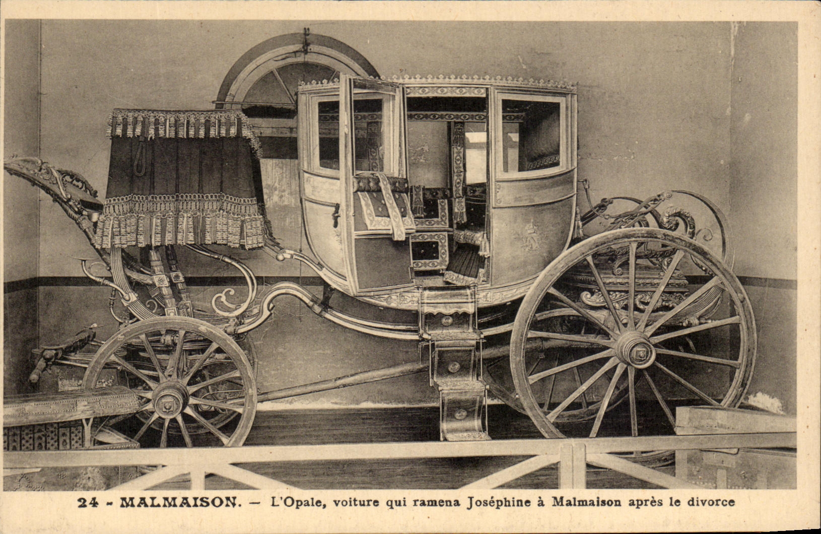 CPA Malmaison L'Opale voiture qui ramena Josephine a Malmalson apres le divorce