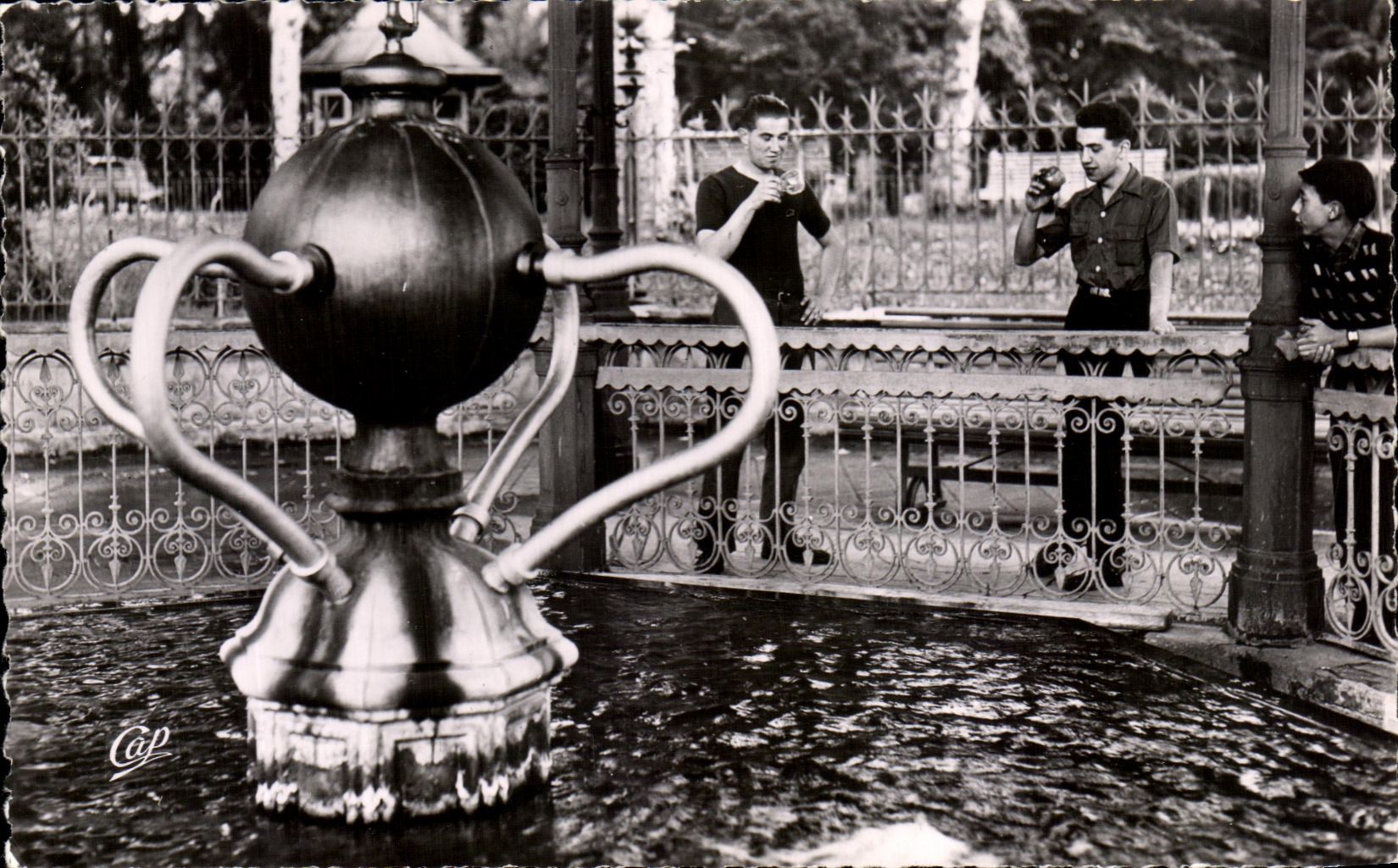 CPA Montrond les bains La Source Geyser