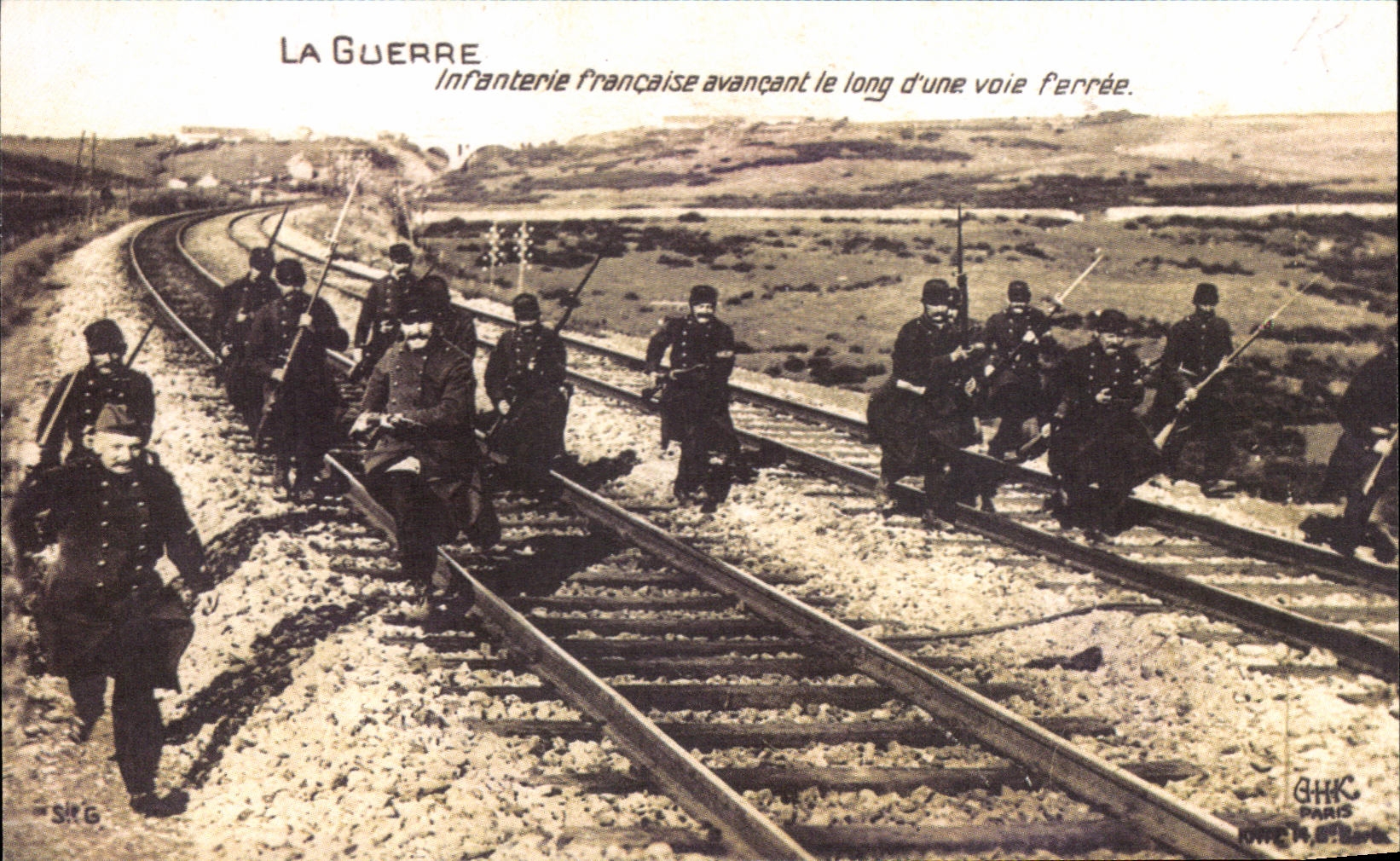 Infanterie française avançant le long d'une voie ferrée — La Guerre — éditeur GHK, Paris