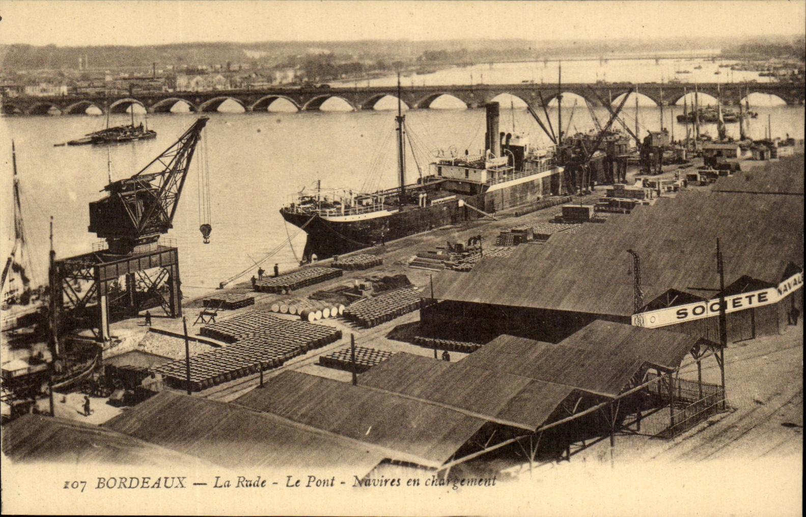 CPA Bordeaux La Rade et le Pont Navires en Chargement Bateaux