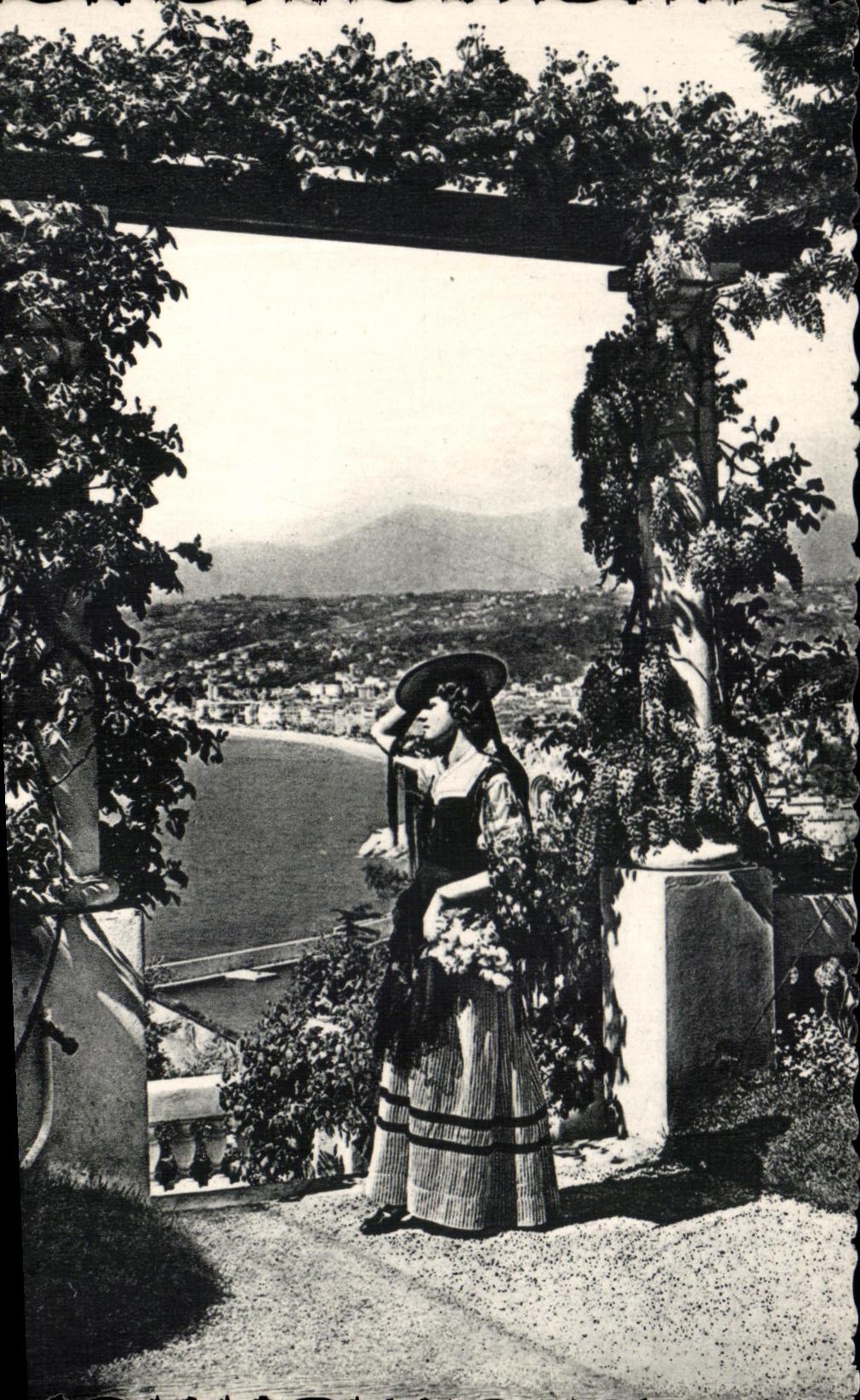 CPA Nice entre les Pergolas Costume du Pays Folklore Costume