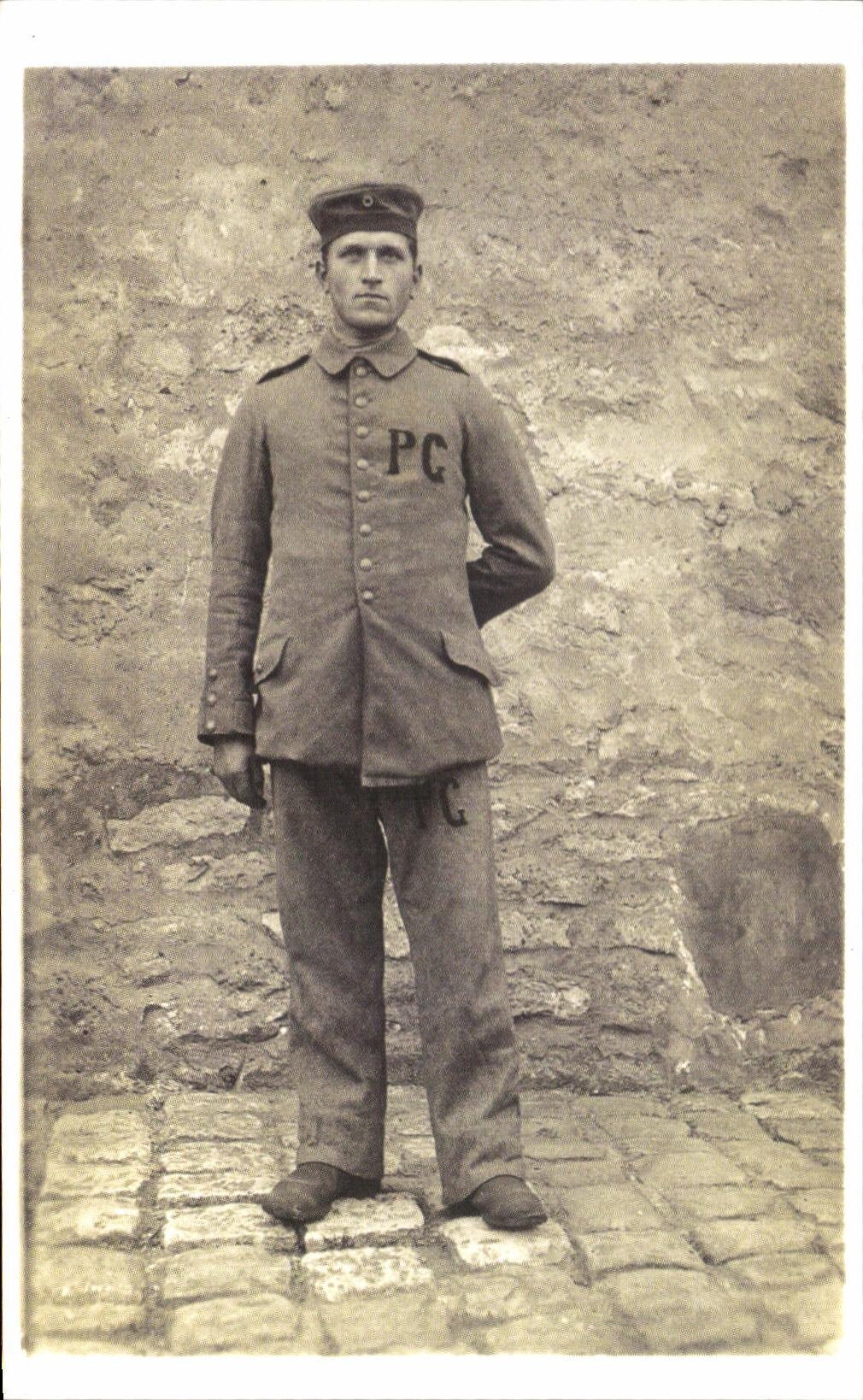 Soldat en uniforme PC — uniforme avec insigne PC sur col et casquette — sans éditeur ni numéro visible