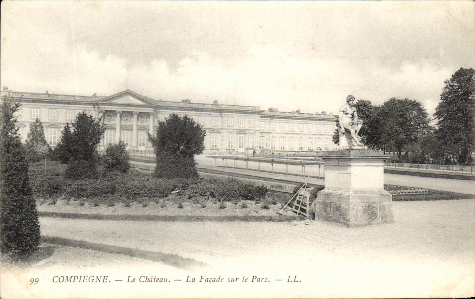 CPA Compiegne Le Chateau La Facade sur le parc