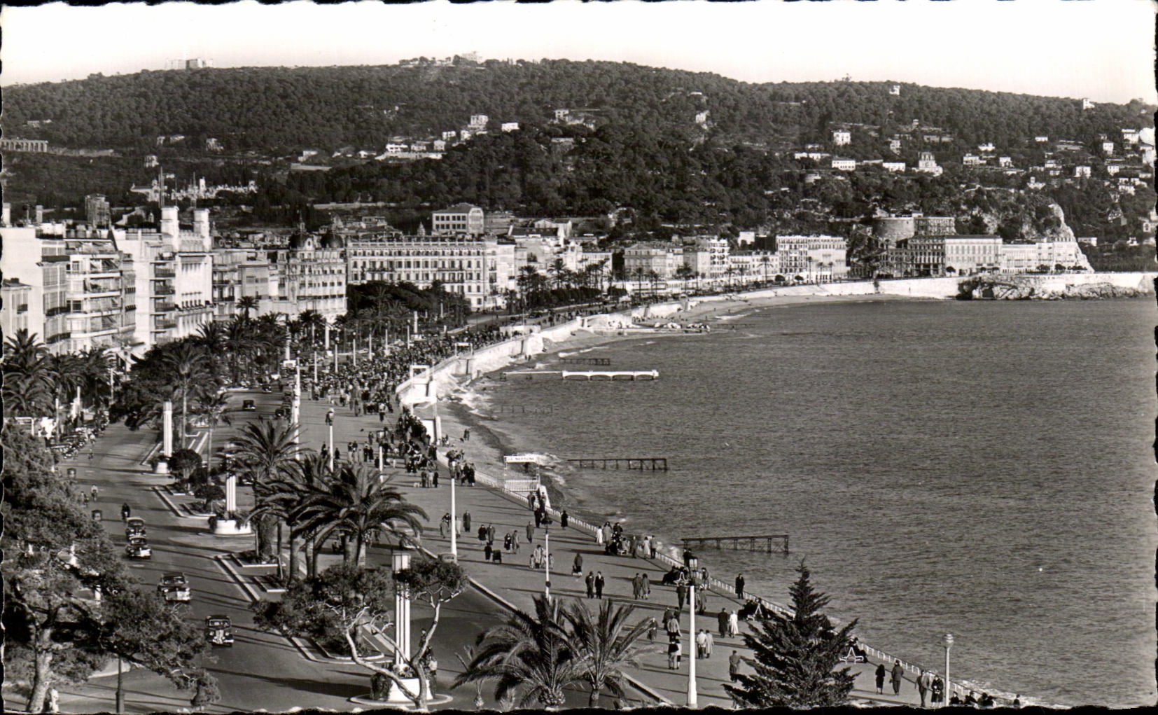 CPSM Nice La Promenade des Anglais la boie des Anges au fond le Mont Boron