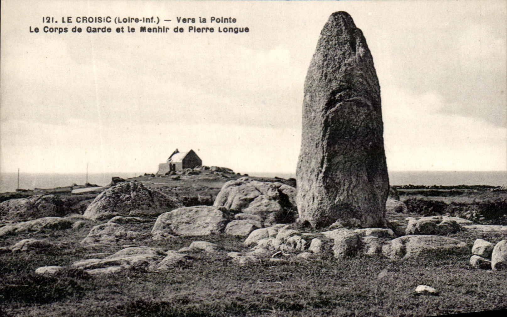 CPA Le Croisic Vers La Pointe Le Corps De Garde Et Le Menhir De Pierre Longue
