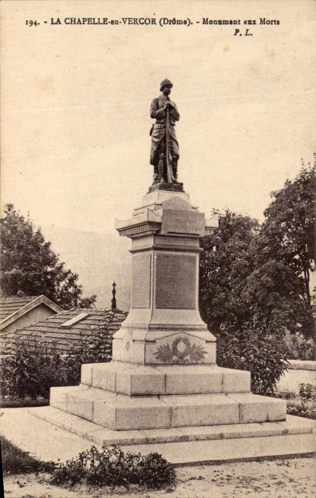 LA CHAPELLE-en-VERCOR (Drôme) — Gedenkstein für die Toten — P.L. n°194