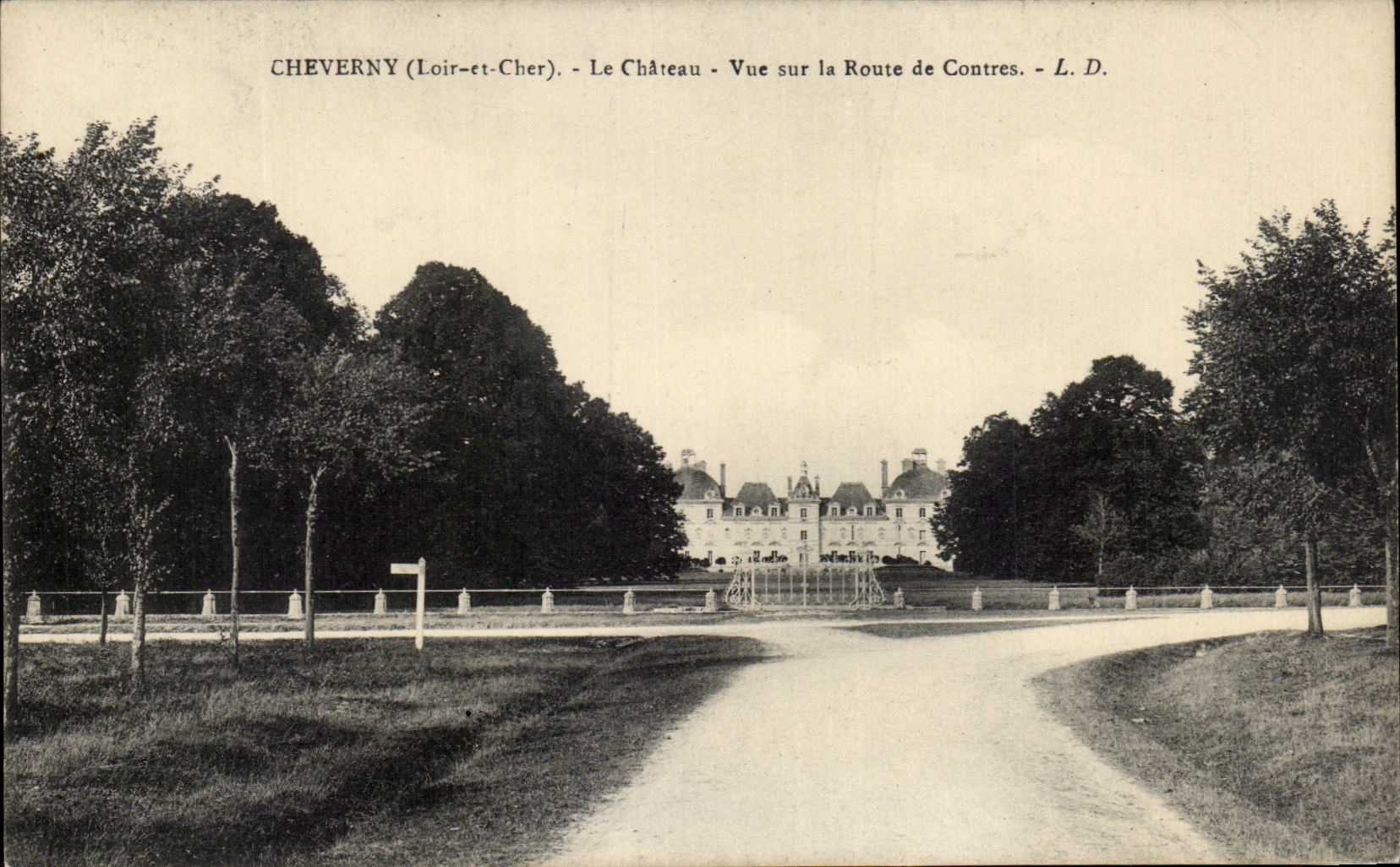 CPA Cheverny Le Chateau Vue sur la Route de Contres
