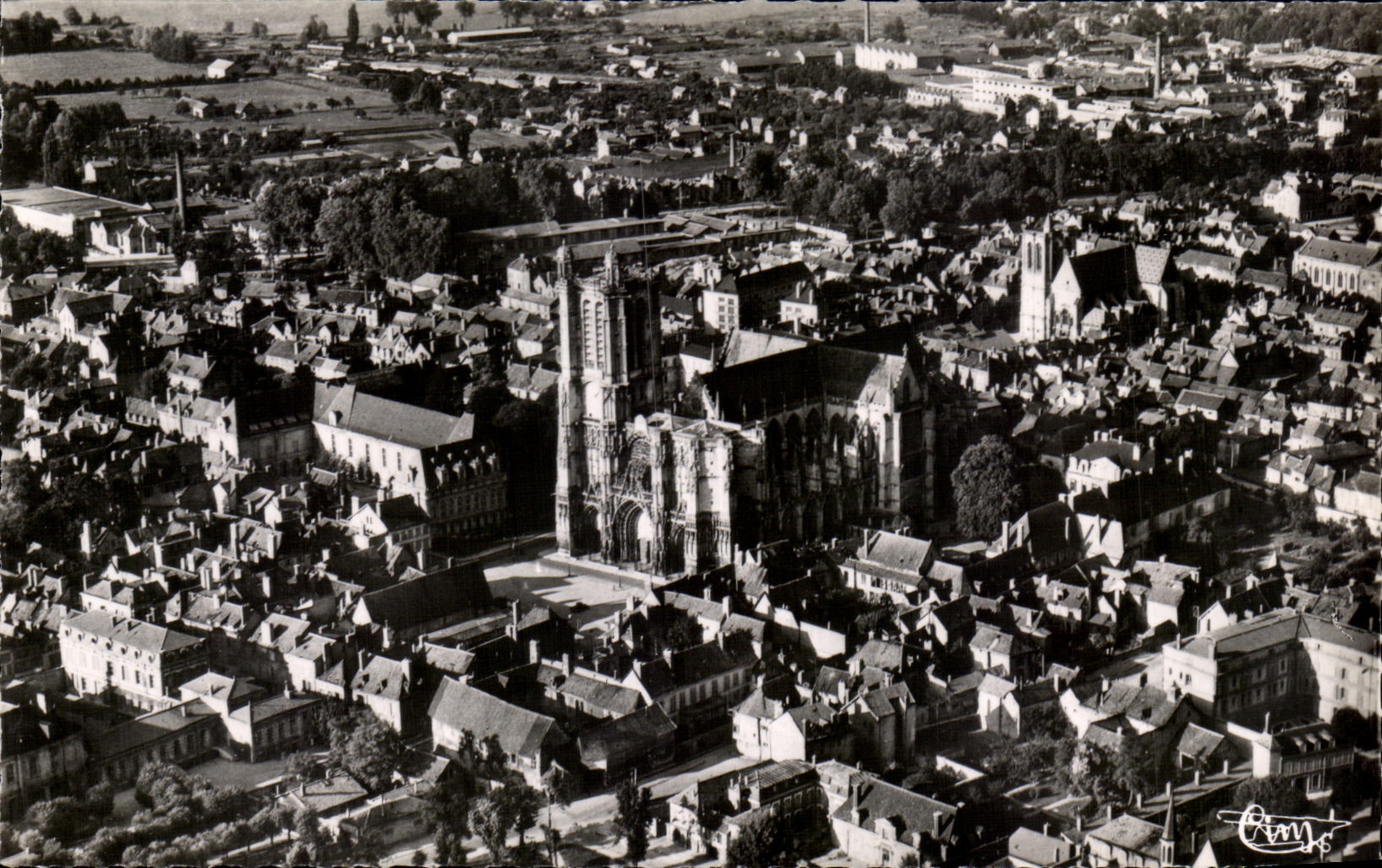 Troyes (Aube) — Vue aérienne sur la Cathédrale Saint-Pierre et Saint-Paul (XIIIe et XVIe s.) — Éditions Aériennes Combier, Imp. Macon