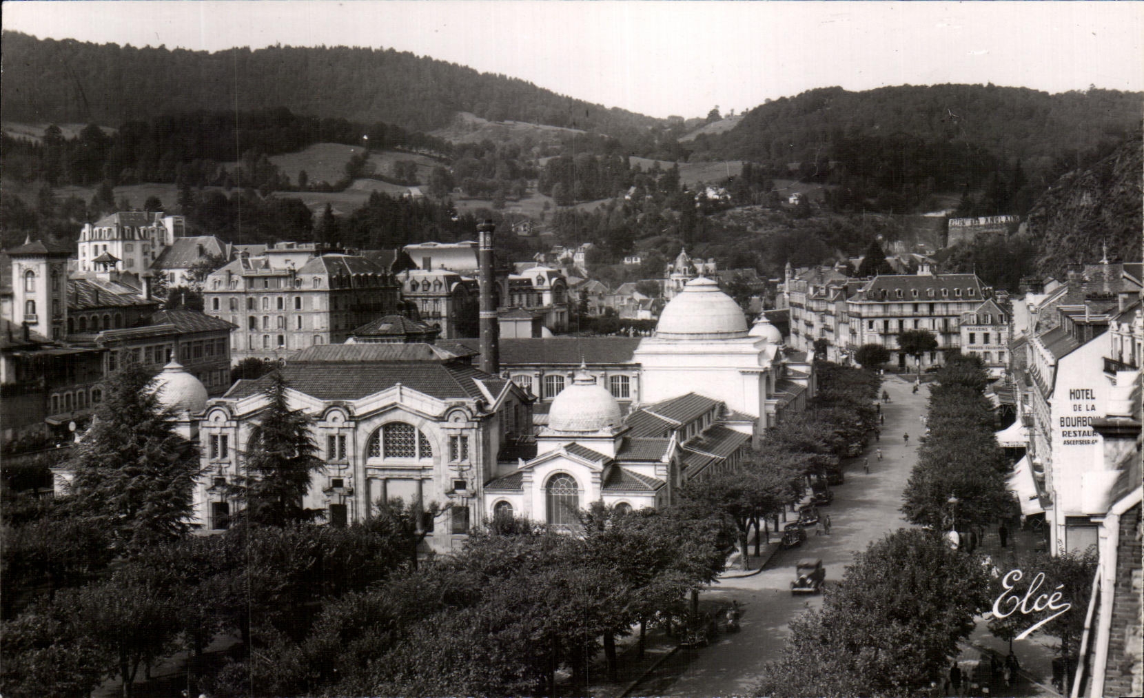 CPSM La Bourboule Le Centre de la Ville A gauche les Grands thermes et le casino