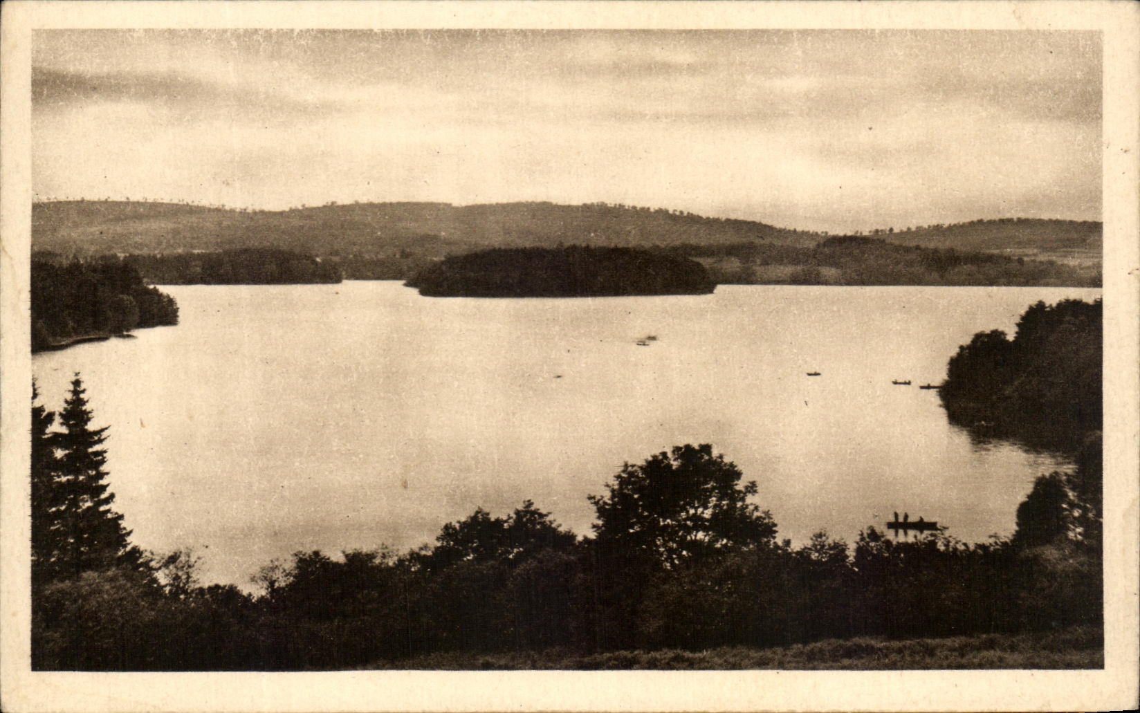 CPA En Morvan Vue generale du Lac des Settons et des Iles Superficie