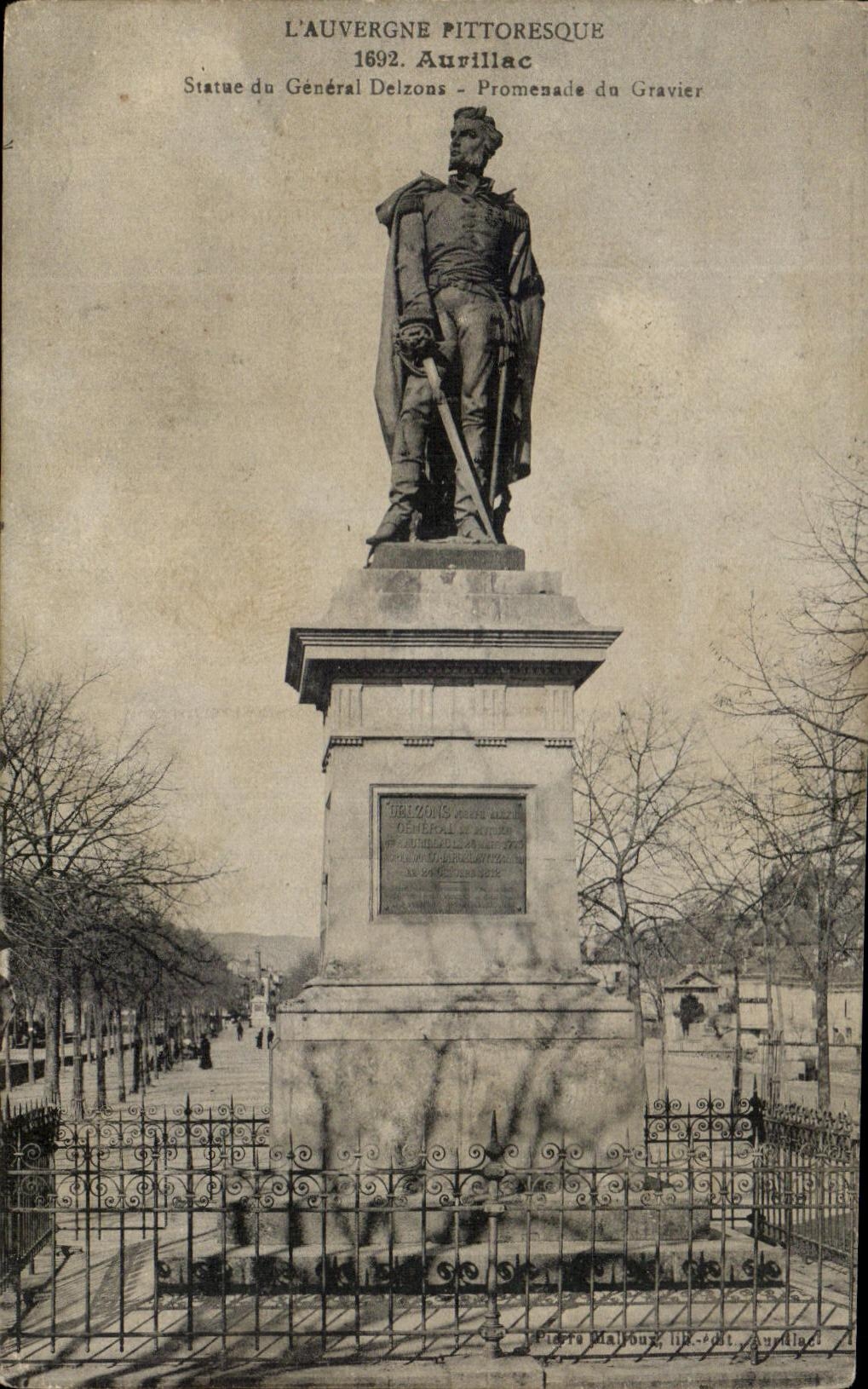 CPA L'Auvergne Pittoresque Aurillac Statue du General Delzons Promenade du Gravier
