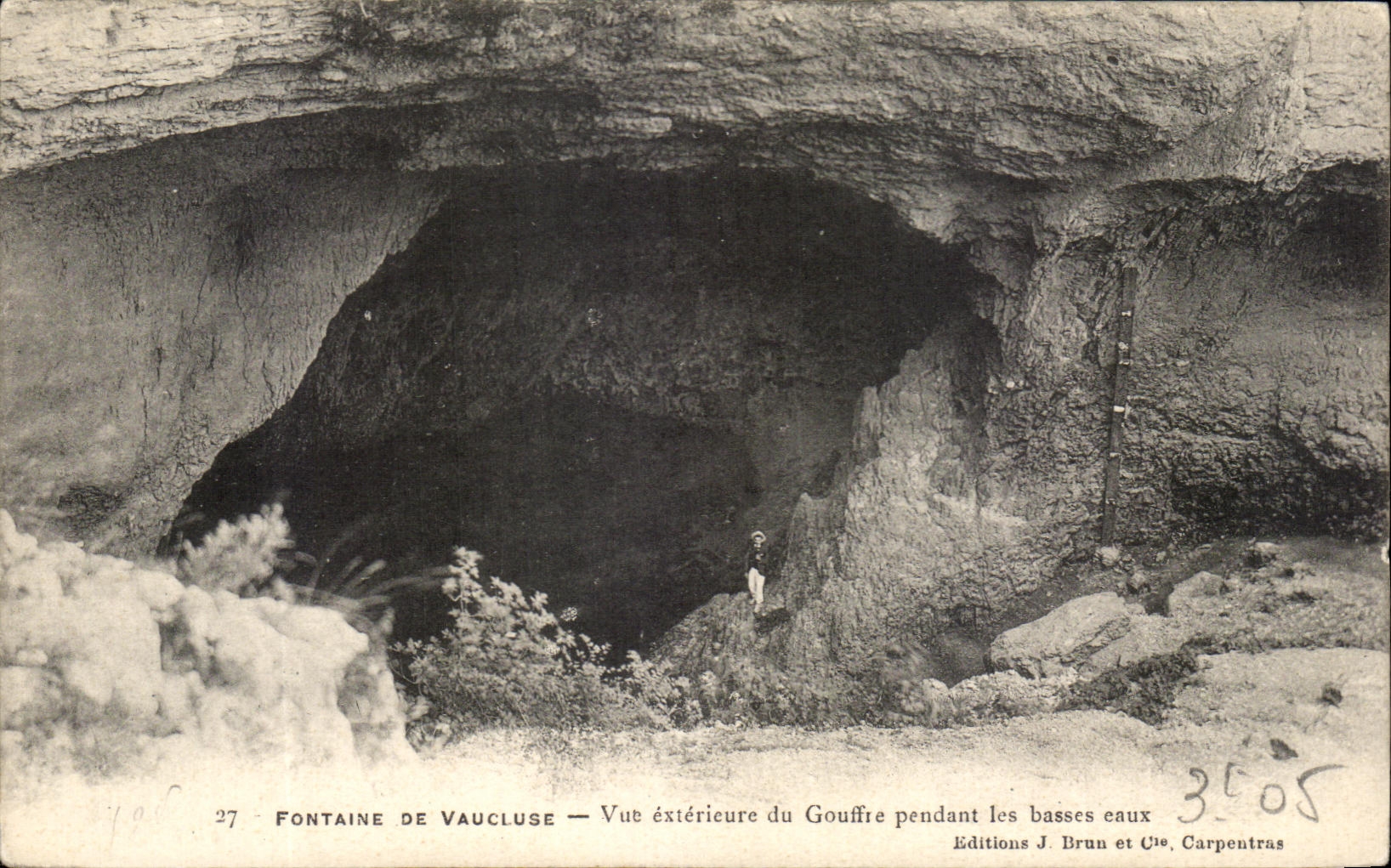 Fontaine de Vaucluse — Vue extérieure du Gouffre pendant les basses eaux — Éditions J. Brun et Cie, Carpentras