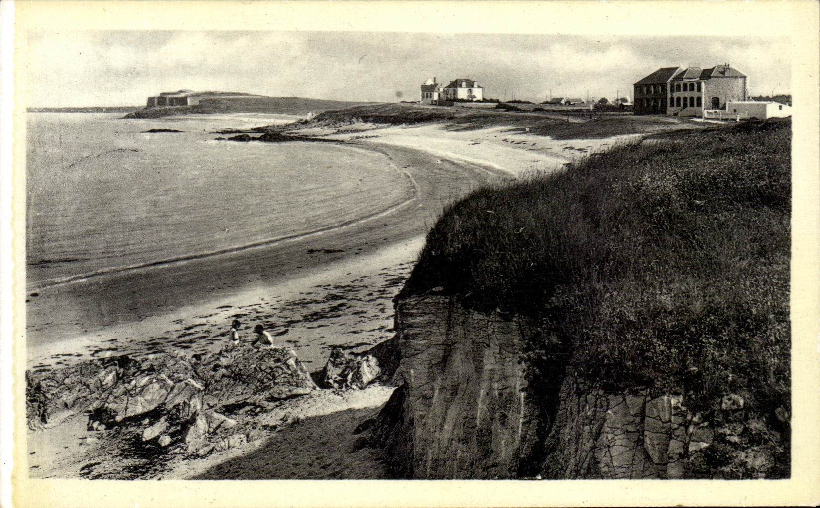 Kerhostin — La Plage et le Fort de Penthièvre — C° US ARTIS PHOTOMÉCANIQUES PARIS - ST MASSEOURB