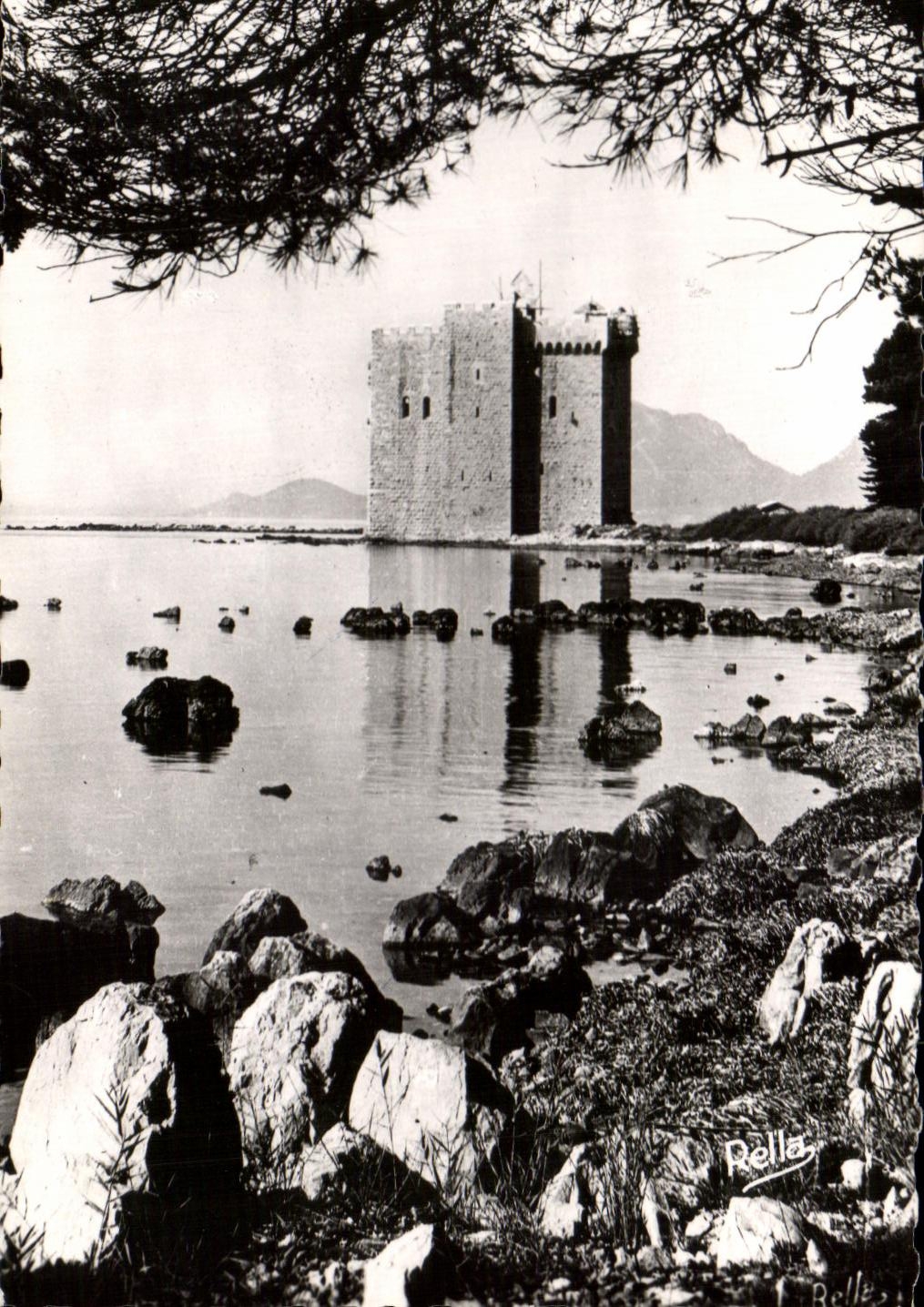 CPA La cote d'Azur Ile Saint Honorat Le Chateau Fort Ancien Manastere Fortufie