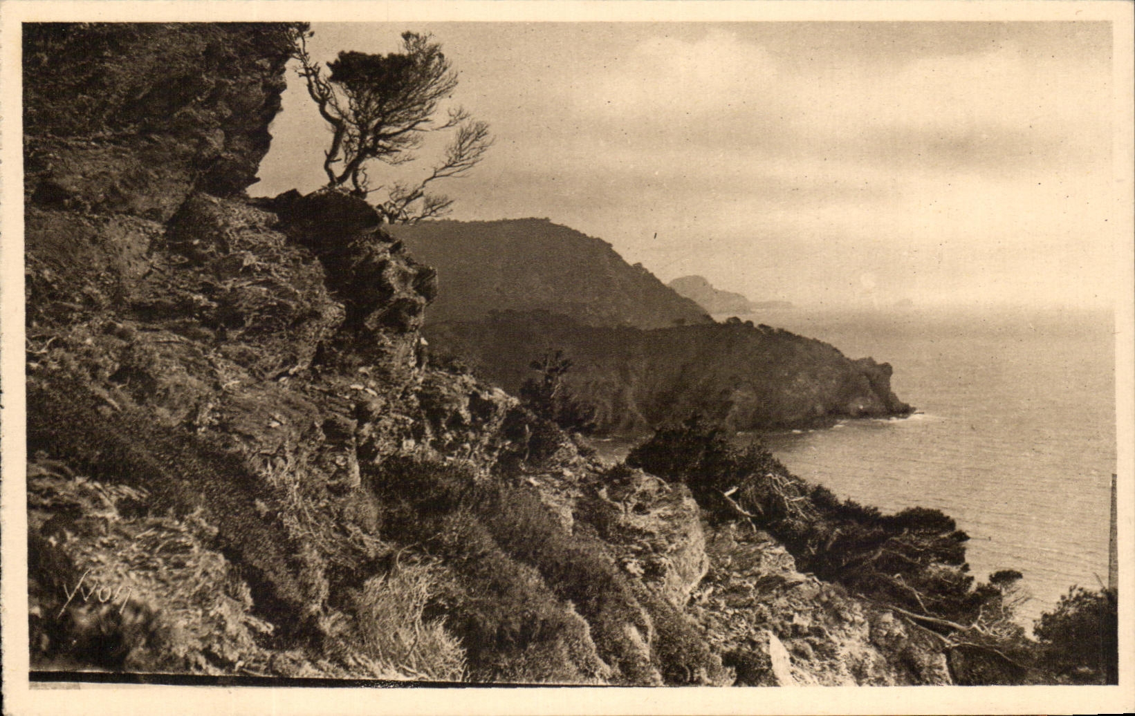 Porquerolles - Vue sur la Pointe de l'Oustaou et le grand Sérainé — Les Iles d'Hyères (Var) — Éditions d'Art YVON, Paris
