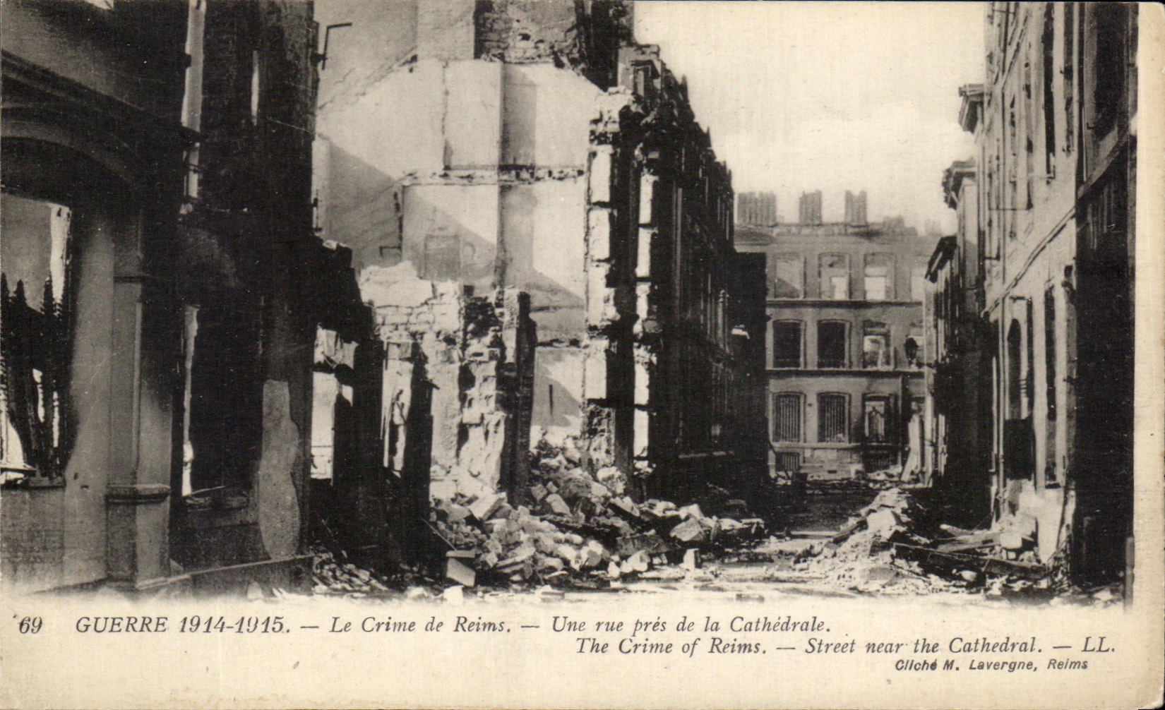 CPA Guerre Le Crime de Reims Une rue pres de la Cathedrale The Crime of Reims Militaria