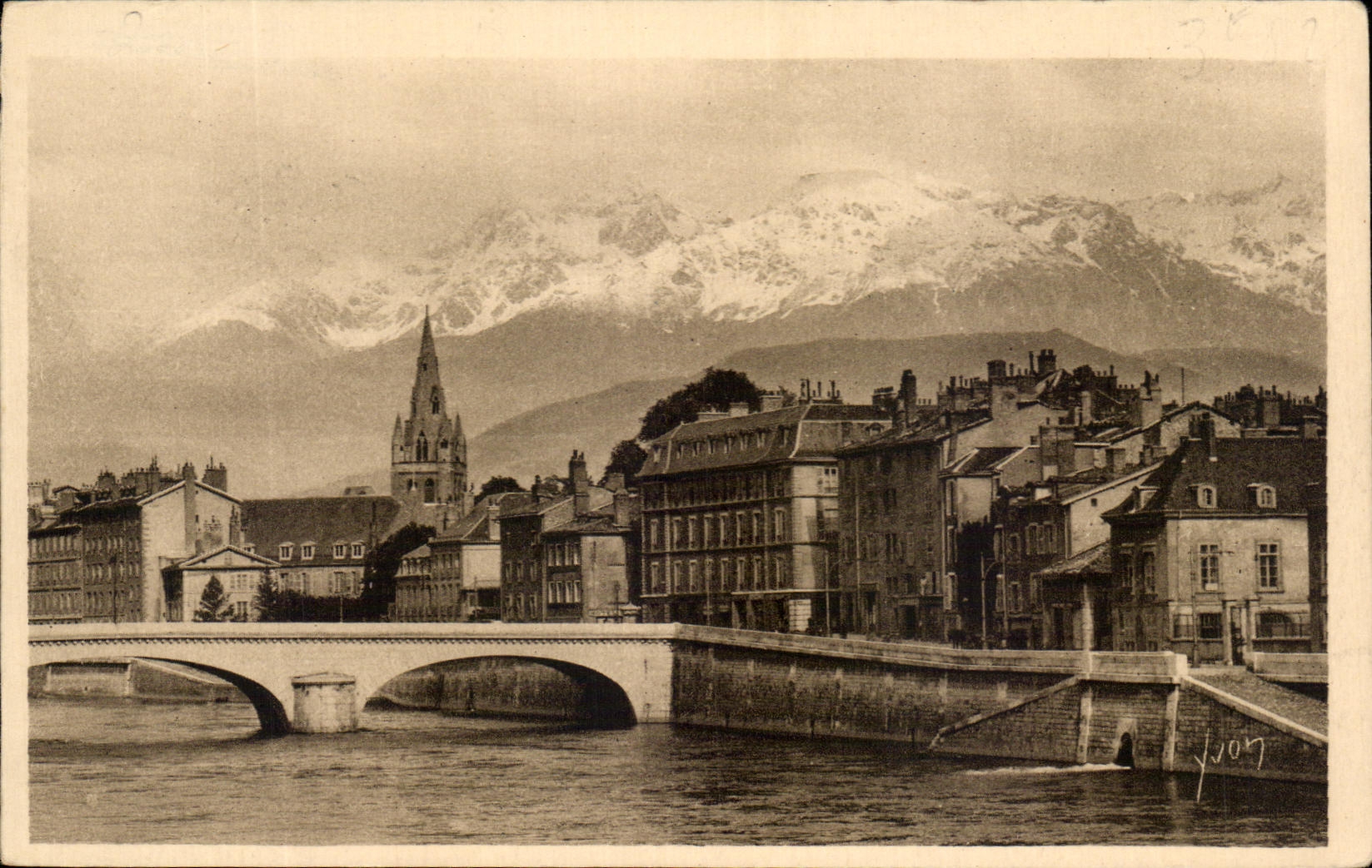 CPA Les Alpes Grenoble Les Bords de L'Isere et les Alpes Neigeuses