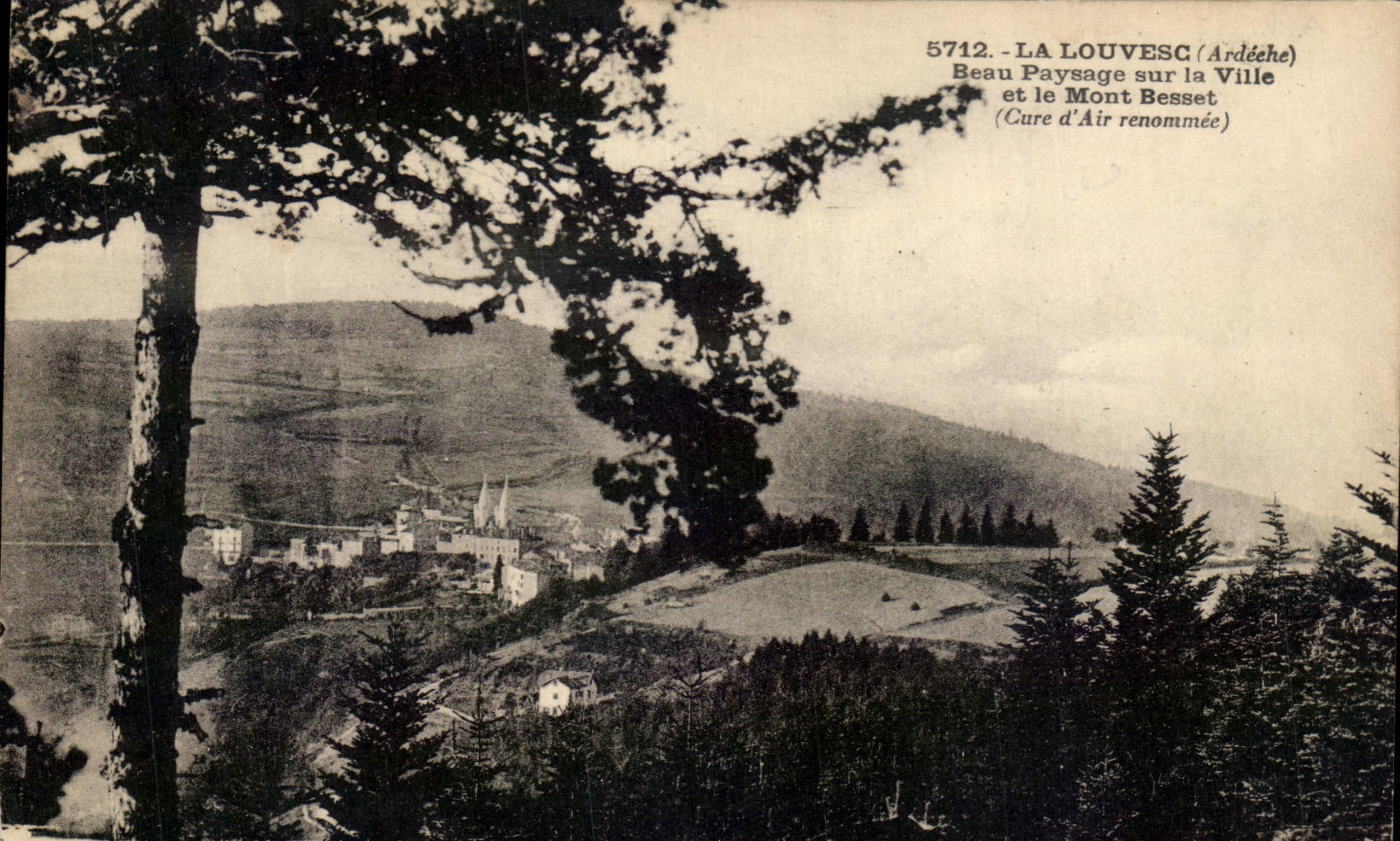LA LOUVESC (Ardèche) — Beau Paysage sur la Ville et le Mont Besset (Cure d'Air renommée) — Éditions d'Art Margerit-Bémond