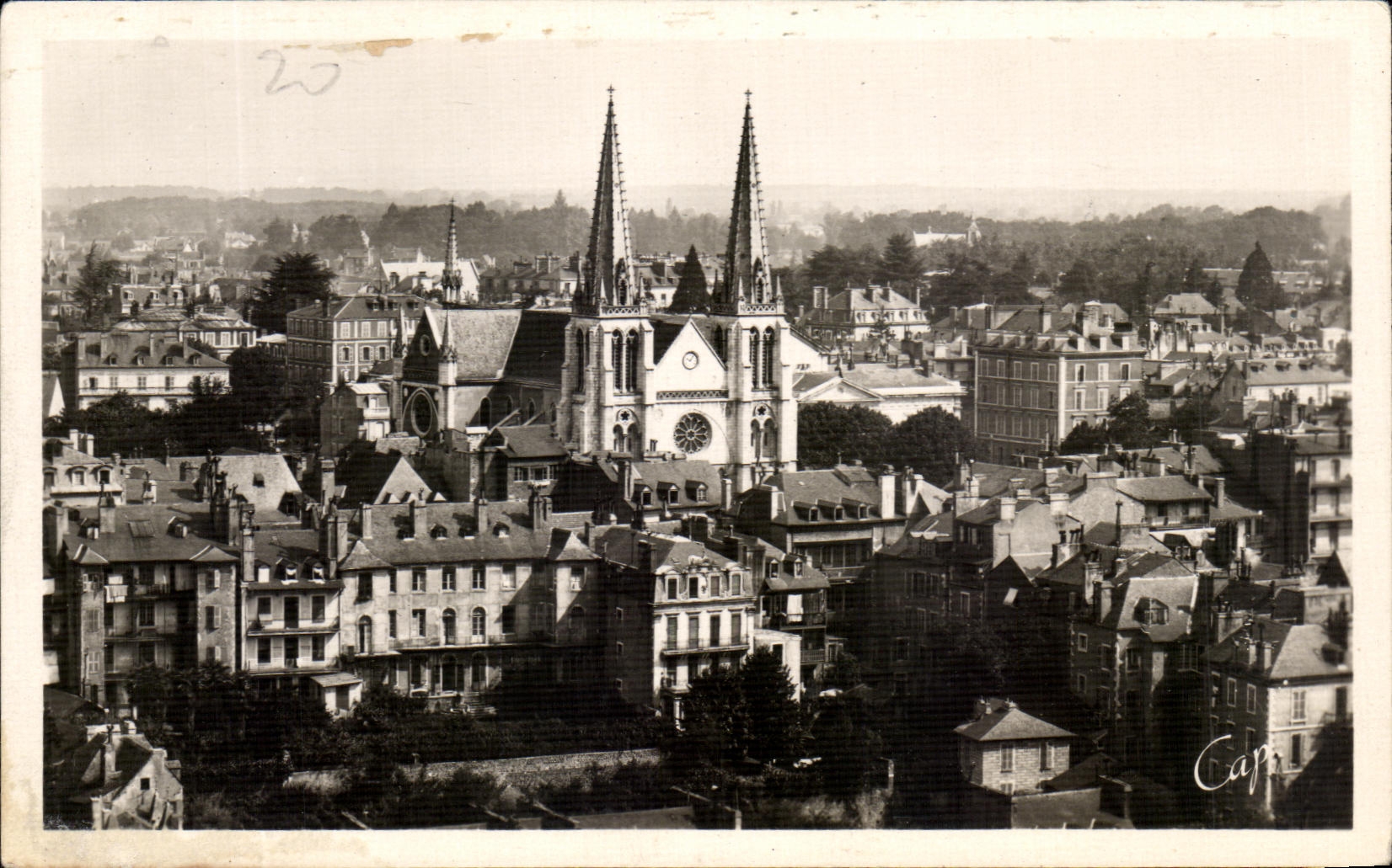 Pau — Vue vers l'Église Saint-Jacques — Réal-Photo « C.A.P. »