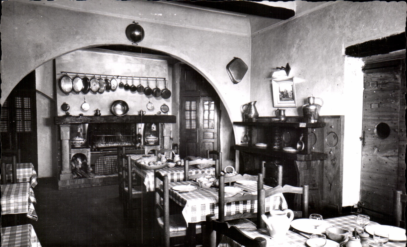 Intérieur d'une auberge — cuisine et salle à manger — Hostellerie du Lion d'Or, Vence (A.M.)