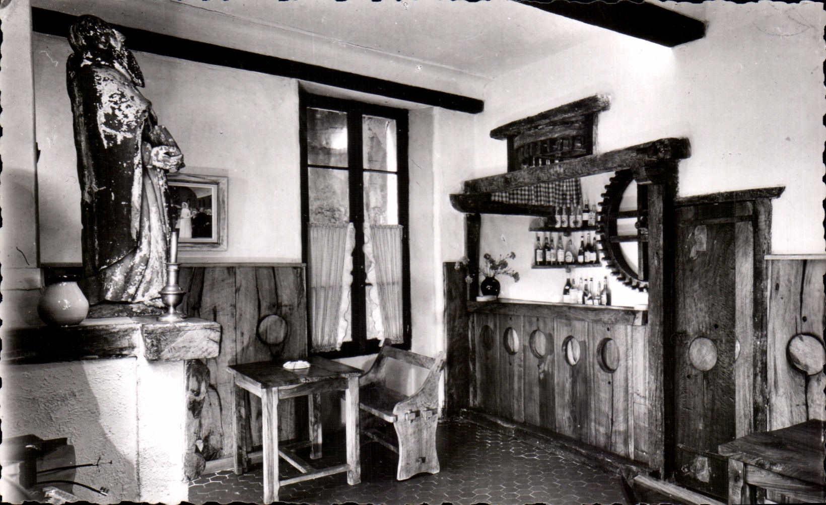 Intérieur d'une auberge — Vence (A.-M.) — Hostellerie du Lion d'Or