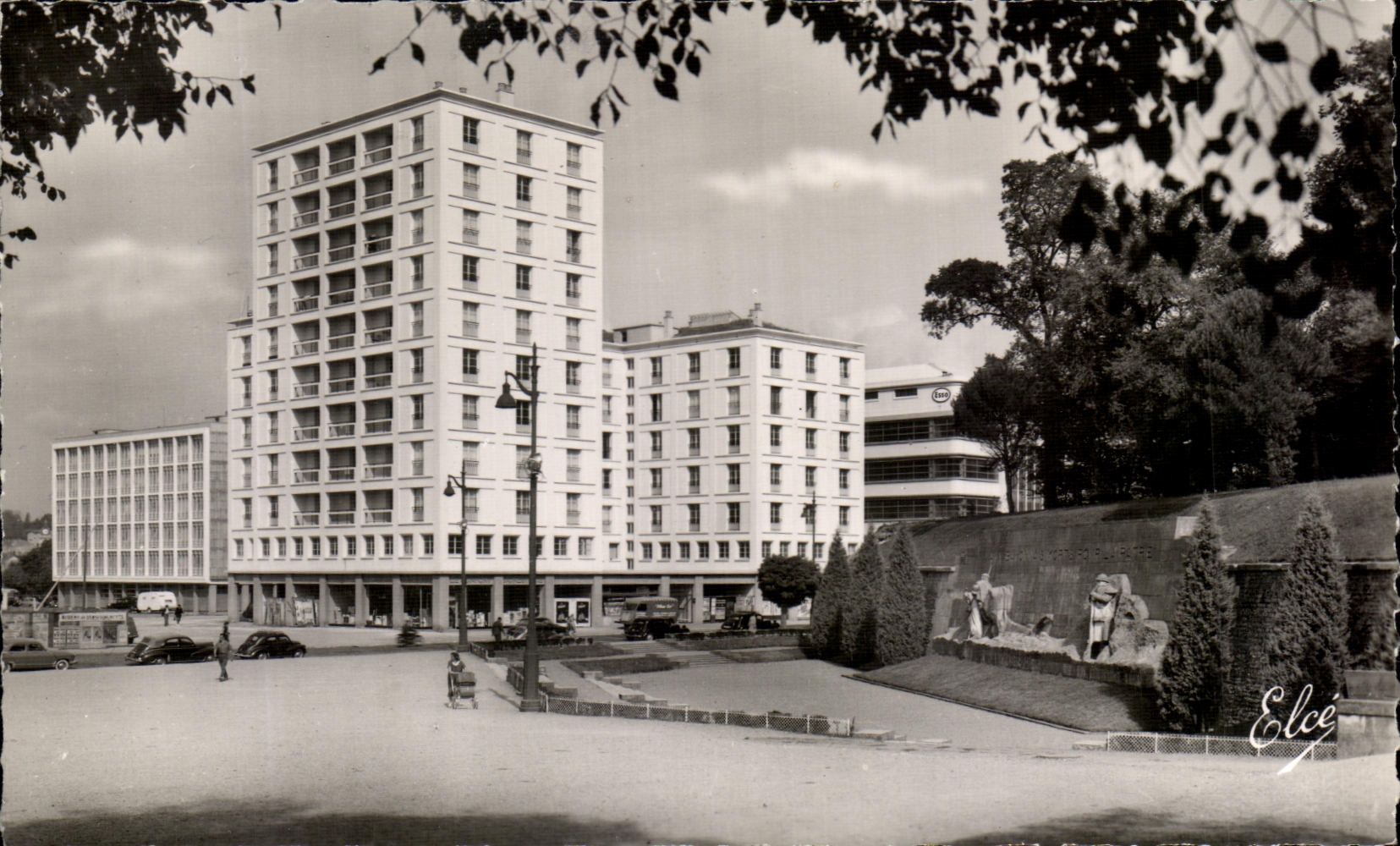 Bayonne — Le Monument aux Morts et les nouveaux immeubles — Elcé
