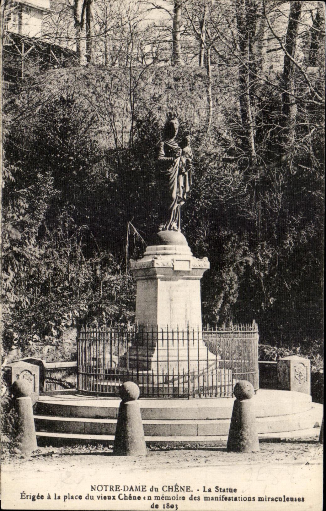CPA Notre Dame du Chene La Statue Erigee a la Place du Vieux Chene