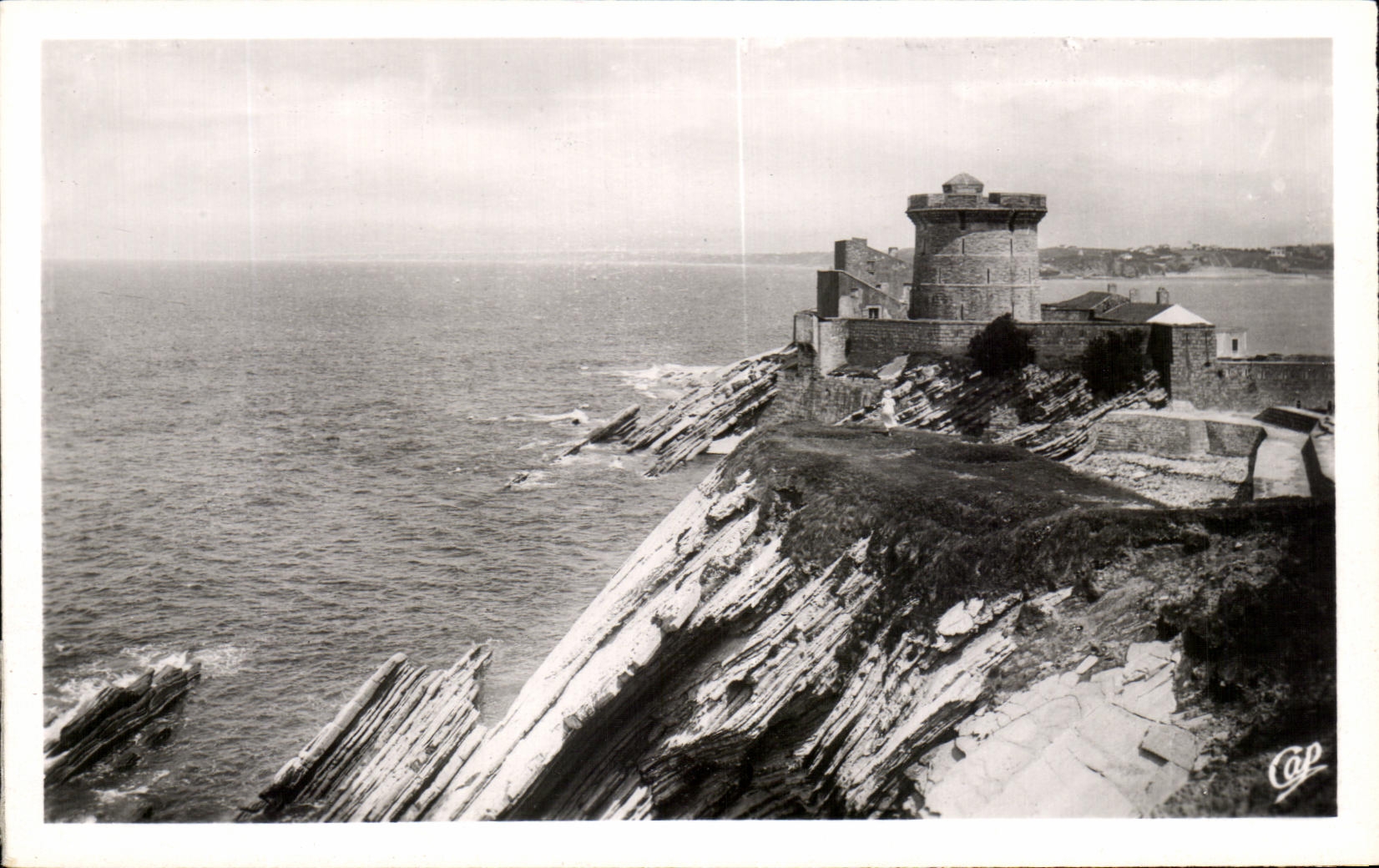 ST-JEAN-de-LUZ — Le Fort de Socoa et les Falaises à marée basse — C.A.P. — (50)