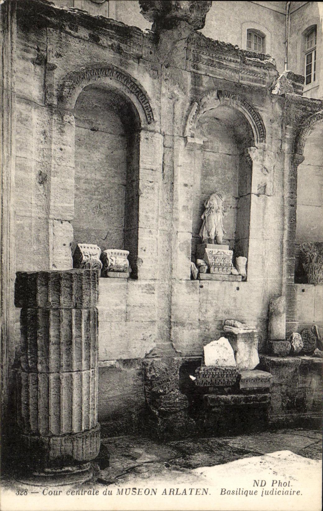 Cour centrale du MUSÉON ARLATEN — Basilique judiciaire — ND Phot.