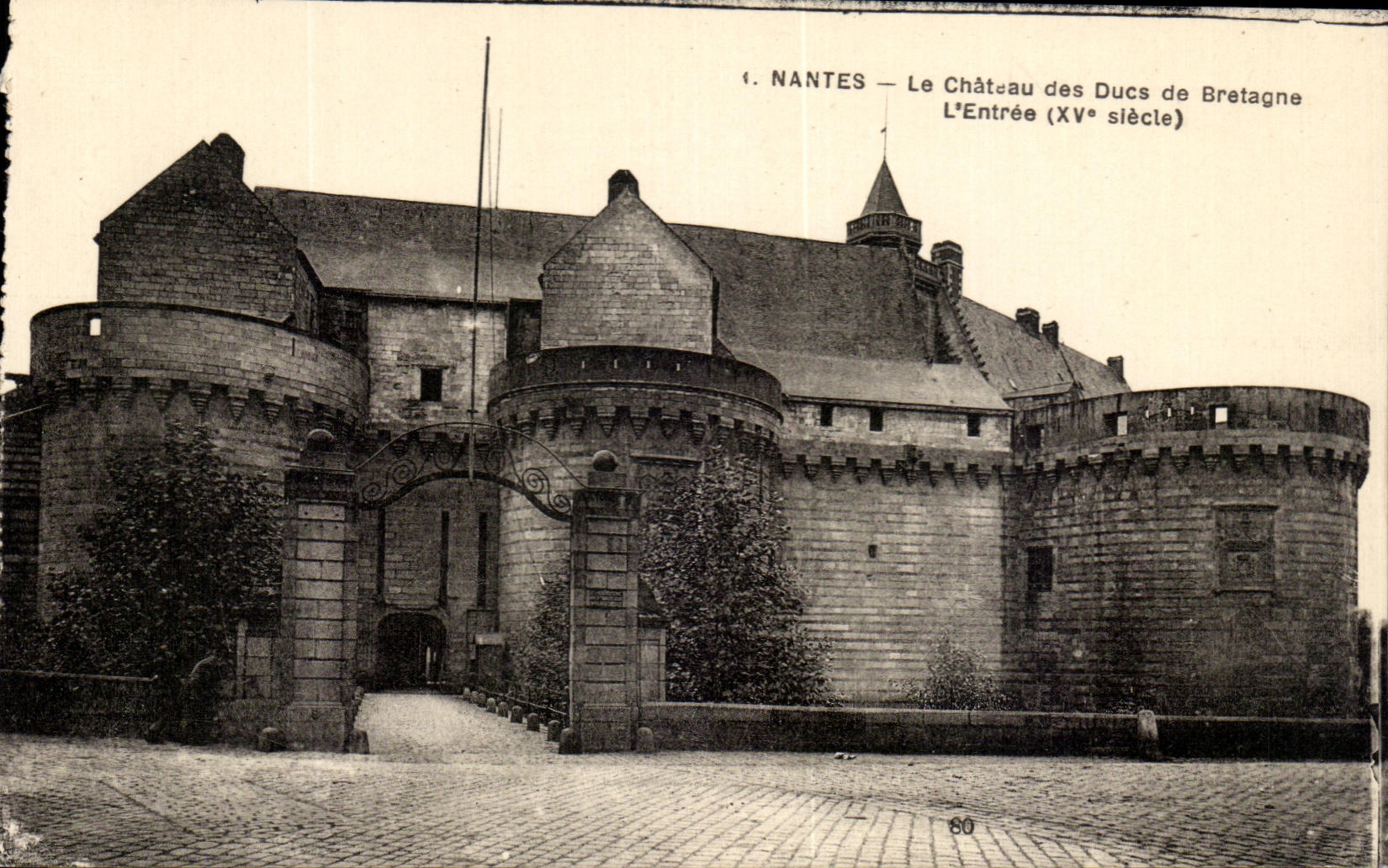 CPA Nantes Le Chateau Des Ducs De Bretagne L'Entree