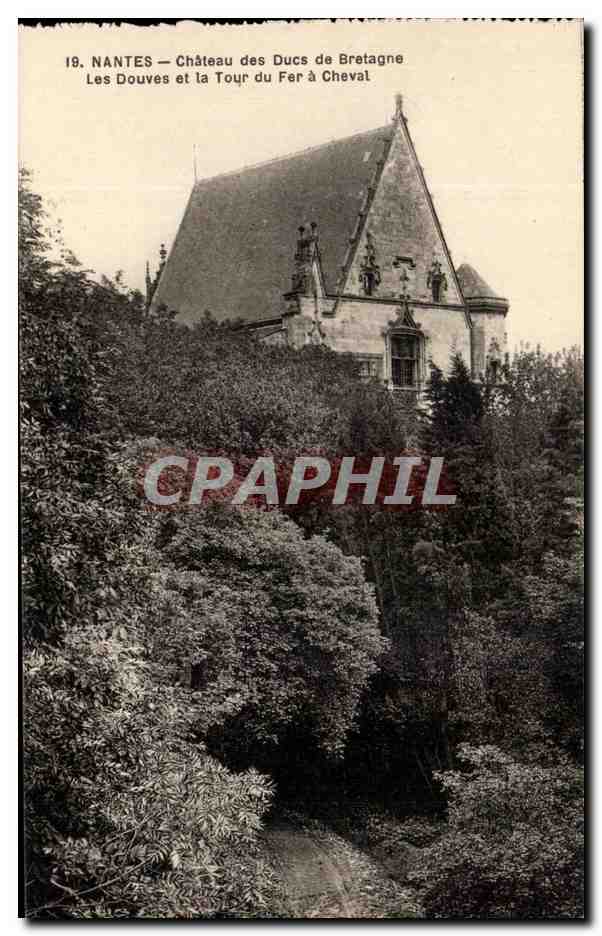 CPA Nantes Chateau Des Ducs De Bretagne Les Douves Et La Tour Du