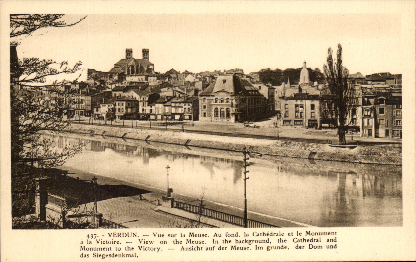 Verdun — Vue sur la Meuse. Au fond, la Cathédrale et le Monument à la Victoire.