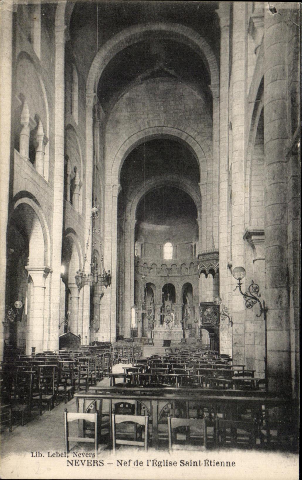 CPA Nevers Nef de l'Eglise Saint Etienne