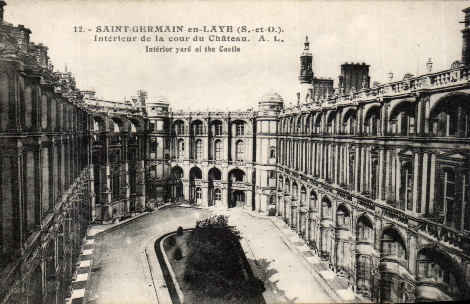 Saint-Germain-en-Laye — Intérieur de la cour du Château — A. L.