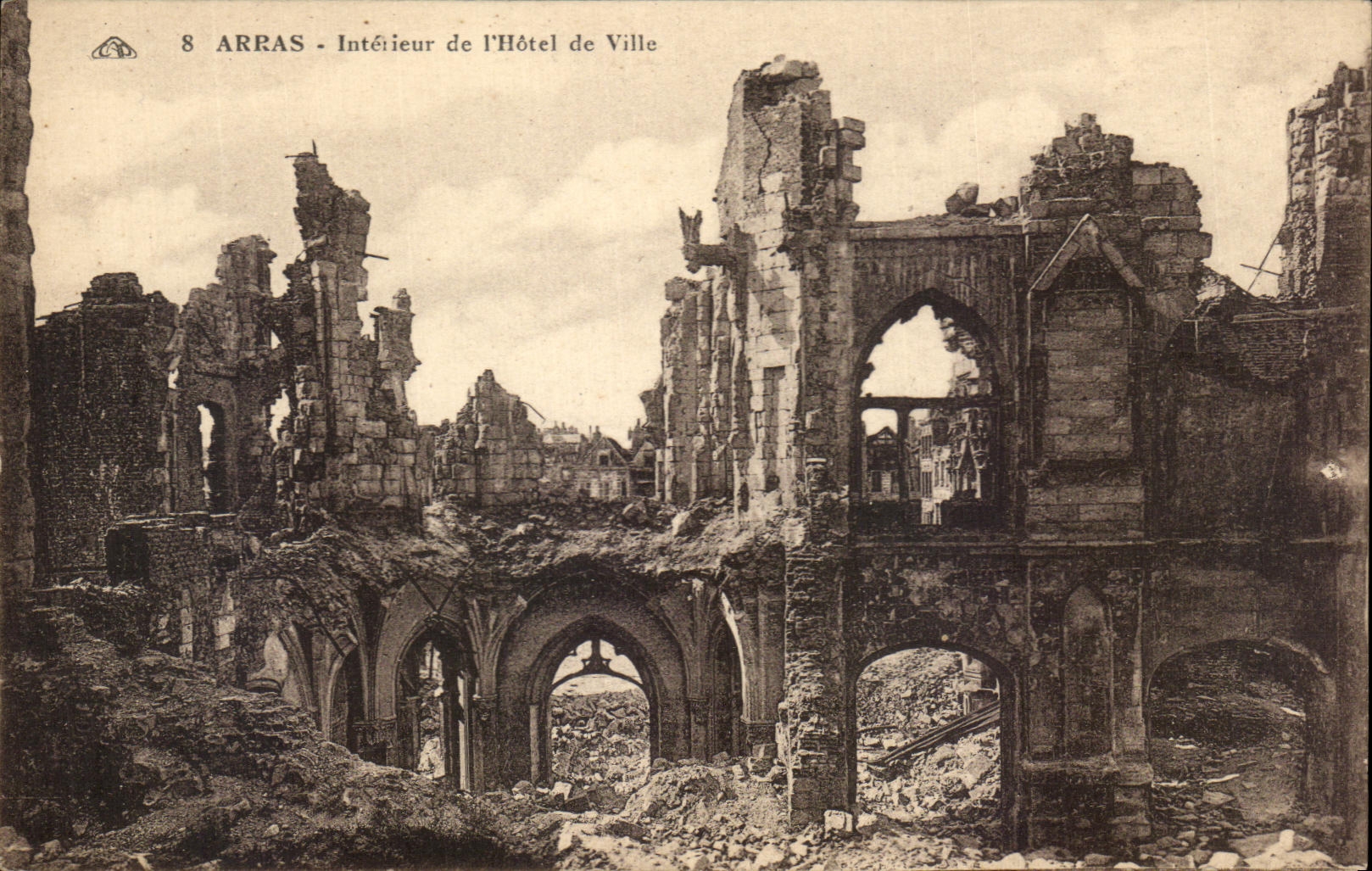 Arras - Intérieur de l'Hôtel de Ville — ruines postérieures à la guerre — série 8