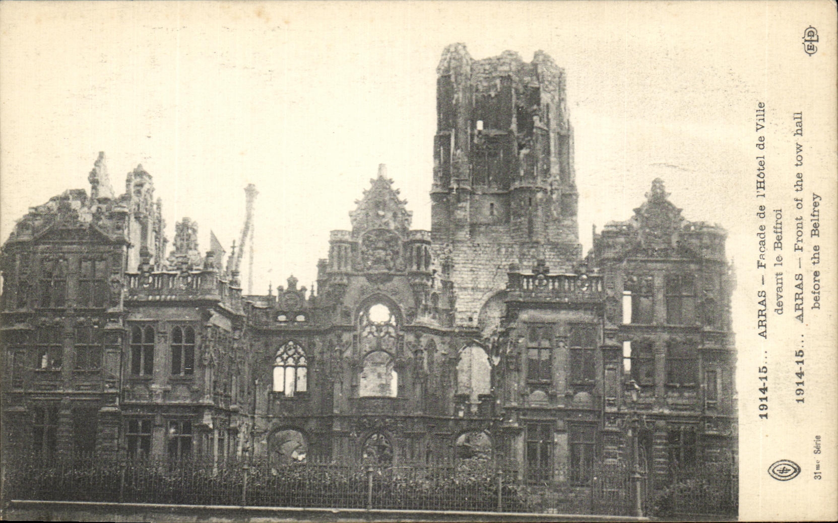 CPA Arras Facade De l'Hotel De Ville Devant Le Beffroi Militaria