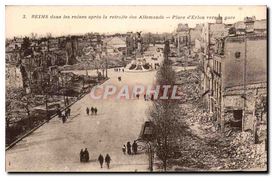 CPA Reims Dans Le Ruines Apres La Retraite Des Allemands Place d'Erlon Vers la gare Militaria