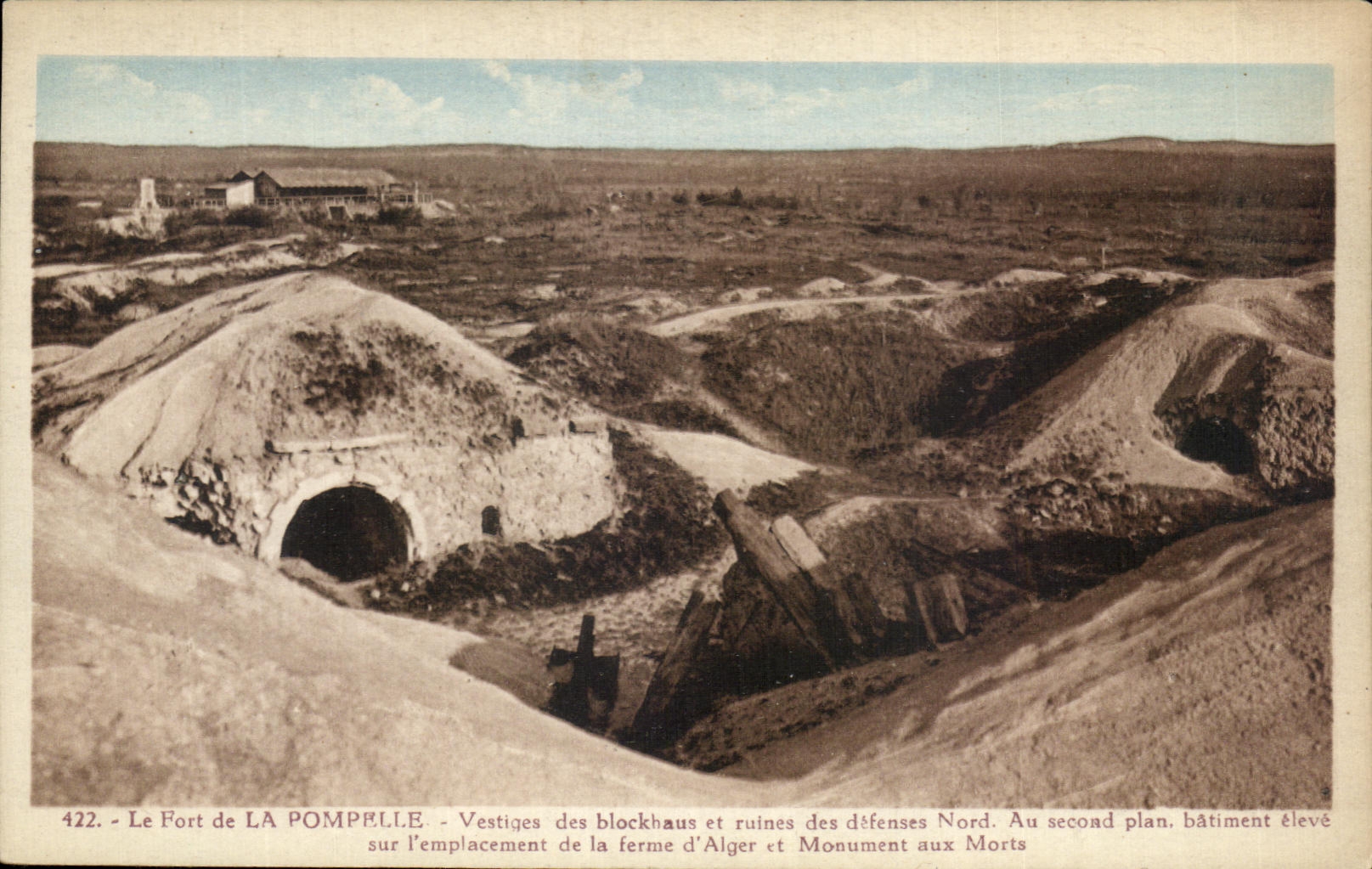Le Fort de LA POMPELLE — Vestiges des blockhaus et ruines des défenses Nord. Au second plan, bâtiment élevé sur l'emplacement de la ferme d'Alger et Monument aux Morts
