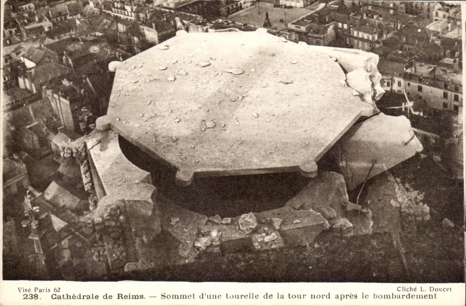 Cathédrale de Reims — Sommet d'une tourelle de la tour nord après le bombardement — Visé Paris 62, n° 238