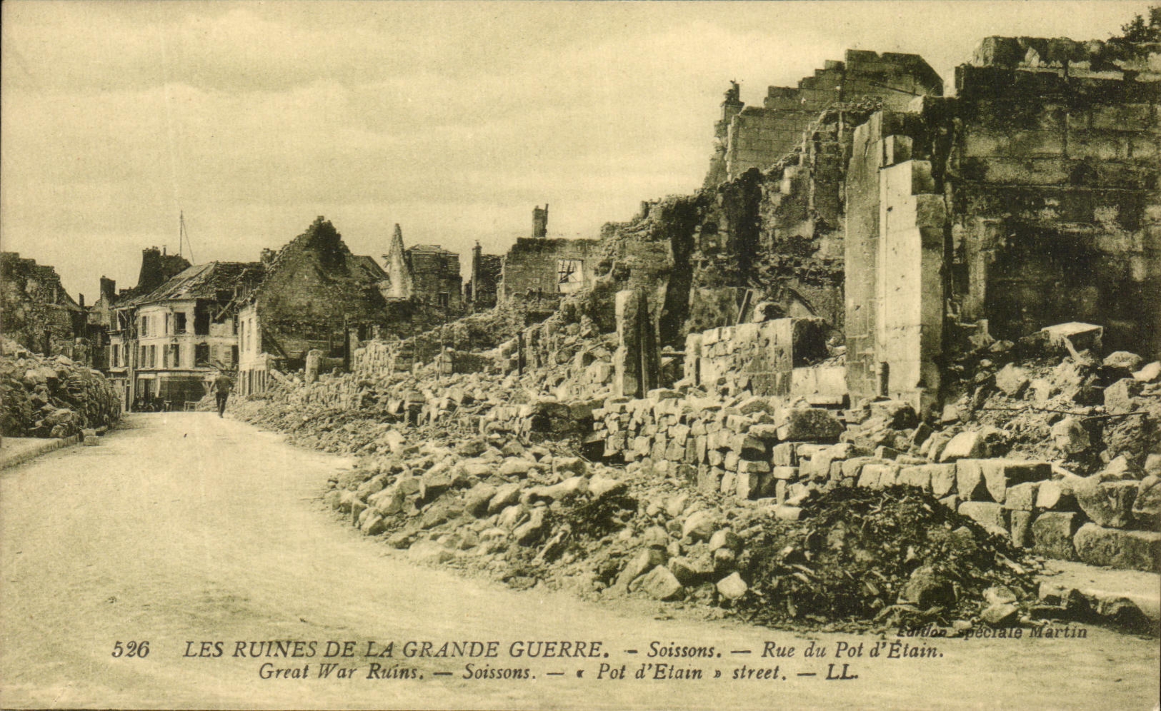 CPA Les Ruines de la grande guerre soissons rue du pot d'etain Militaria