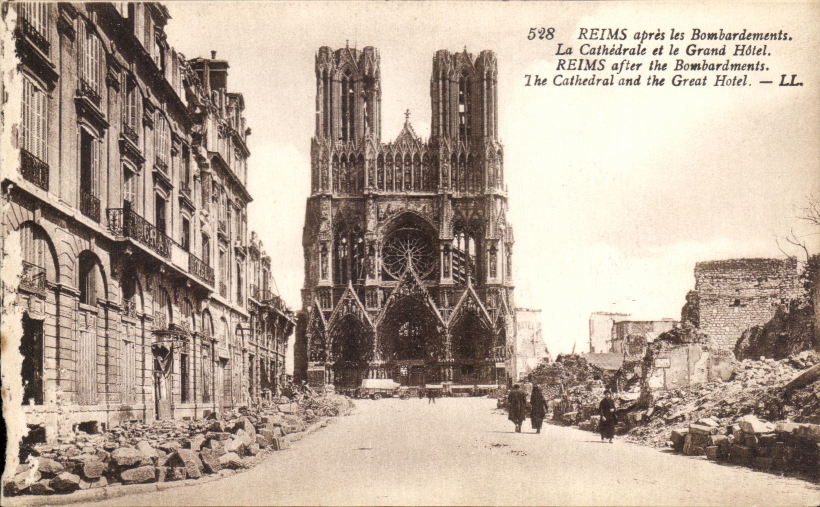 CPA Reims apres les Bombardements La Cathedrale et le Grand Hotel Militaria
