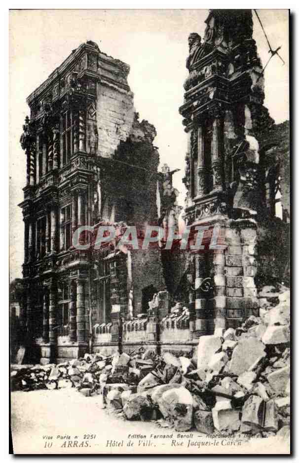 CPA Arras Hotel de Ville Rue Jacques le Corcet Militaria